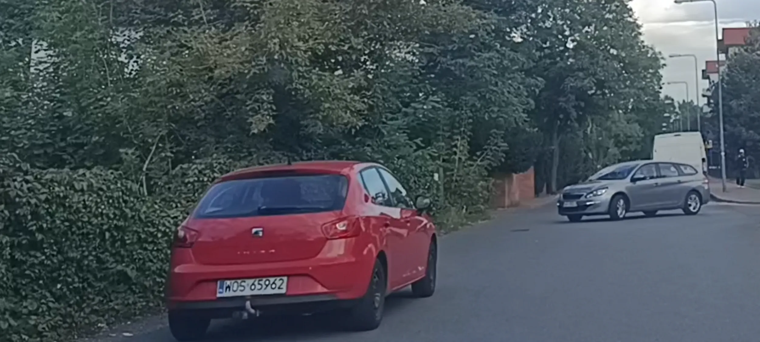 Wrak po wypadku i pordzewiały stoi porzucony na ulicy gdzie jest zakaz zatrzymywania się i postoju B-36