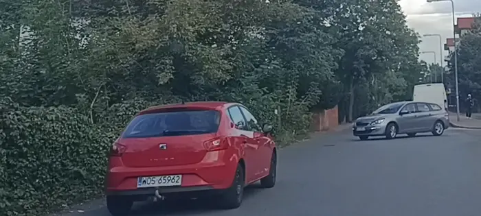 Wrak po wypadku i pordzewiały stoi porzucony na ulicy gdzie jest zakaz zatrzymywania się i postoju B-36