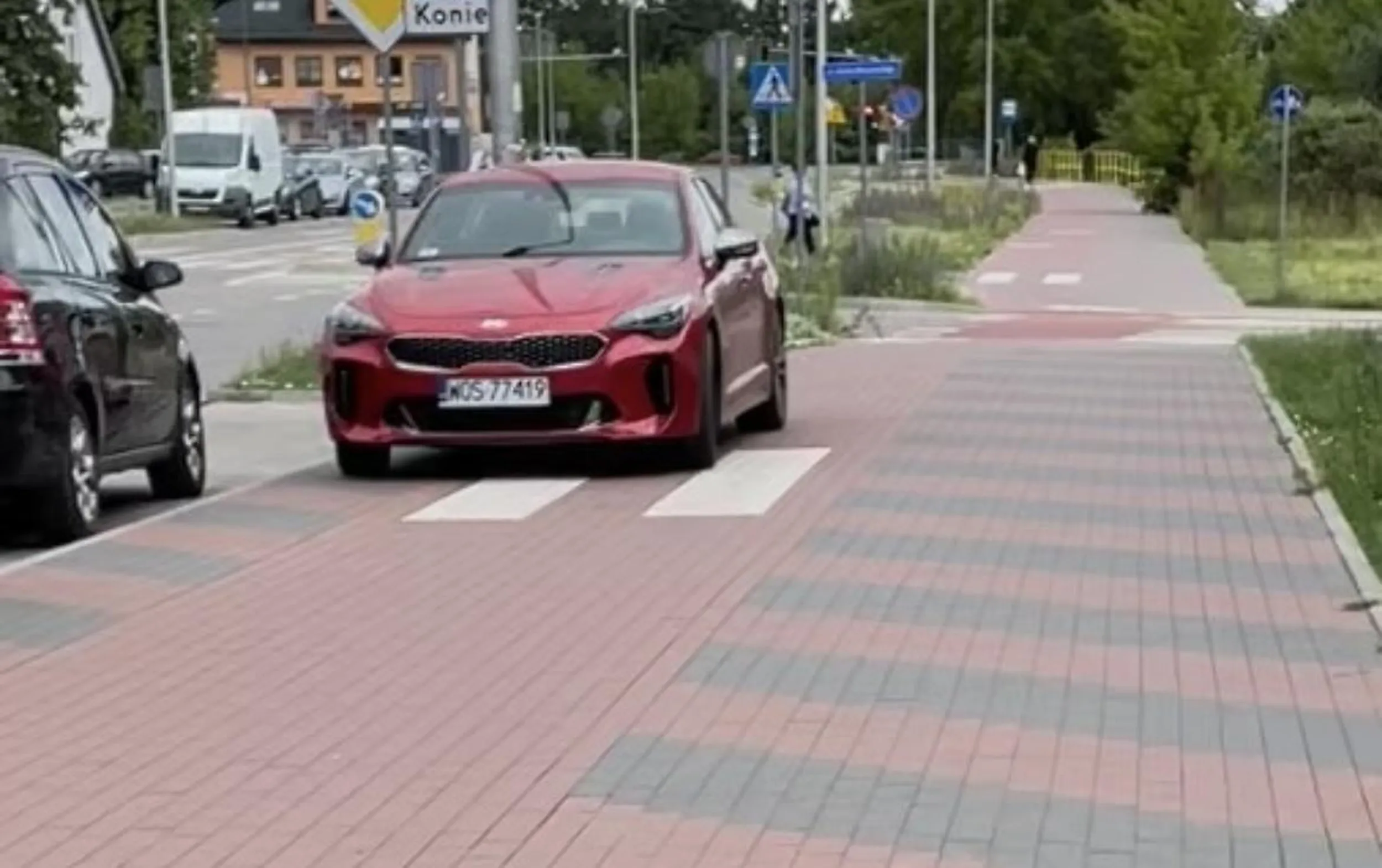 Kobitce nie chce się zrobić paru kroków z parkingu który jest tuż za rogiem za to woli wjechać po przejściu dla pieszych i przejeździe rowerowym zastawiając całą drogę rowerową