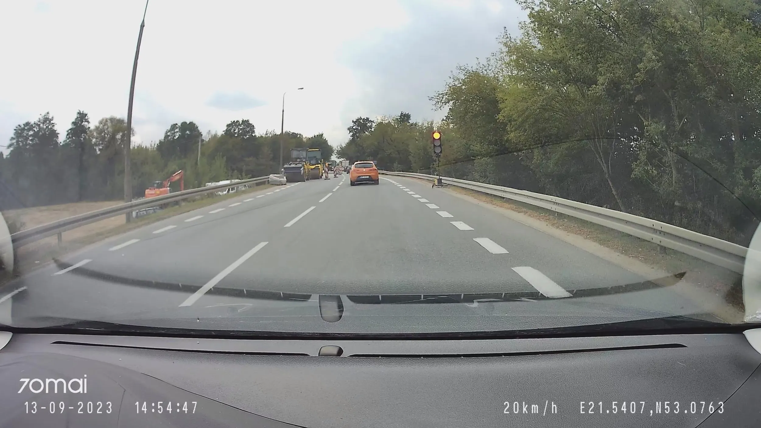 Cwaniaczek pojechał sobie na czerwonym świetle. Film z nagraniem wysłany na policję.