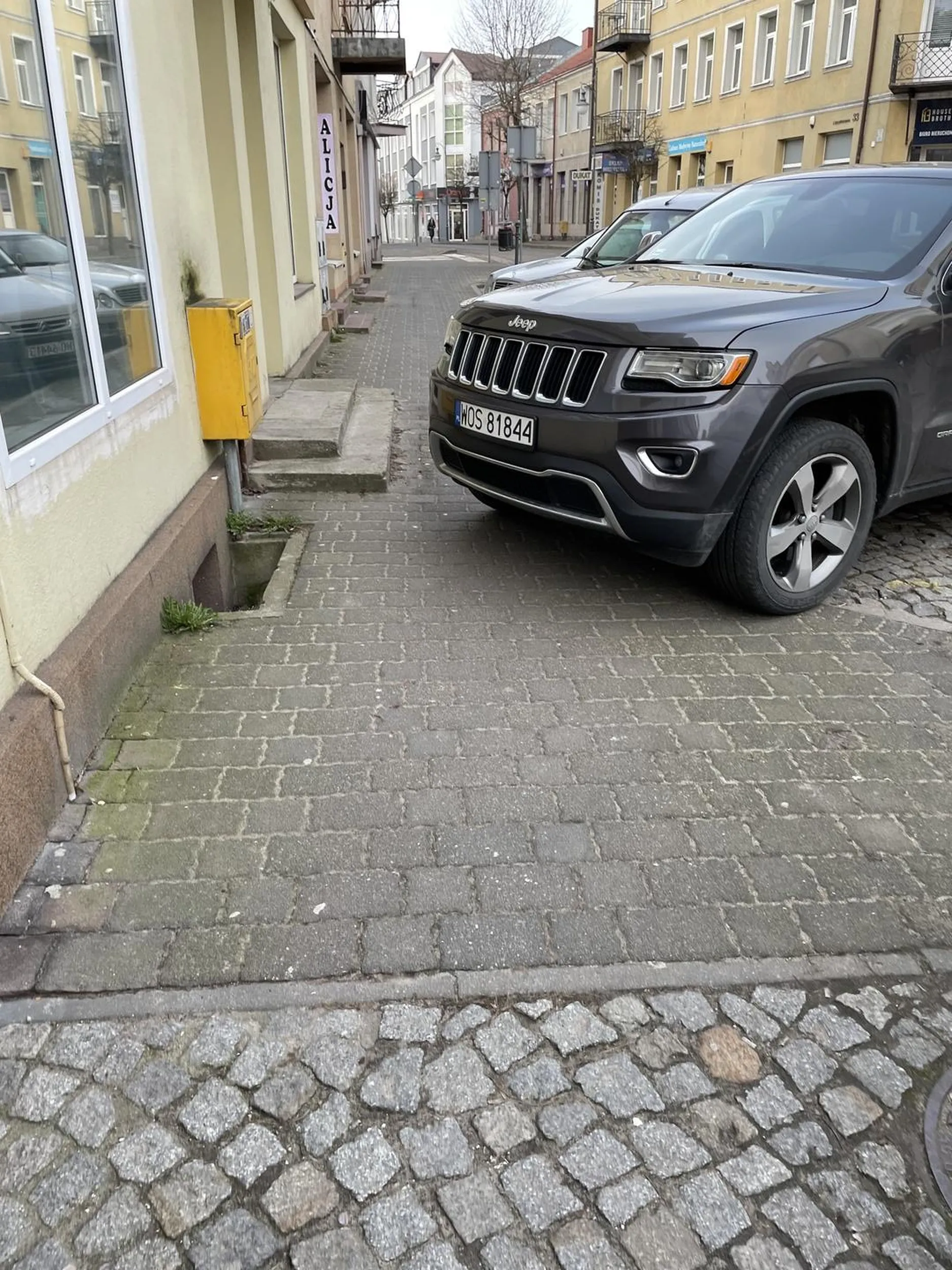 SUV musi być na chodniku bo inaczej jak się pochwalić że mam SUVa?