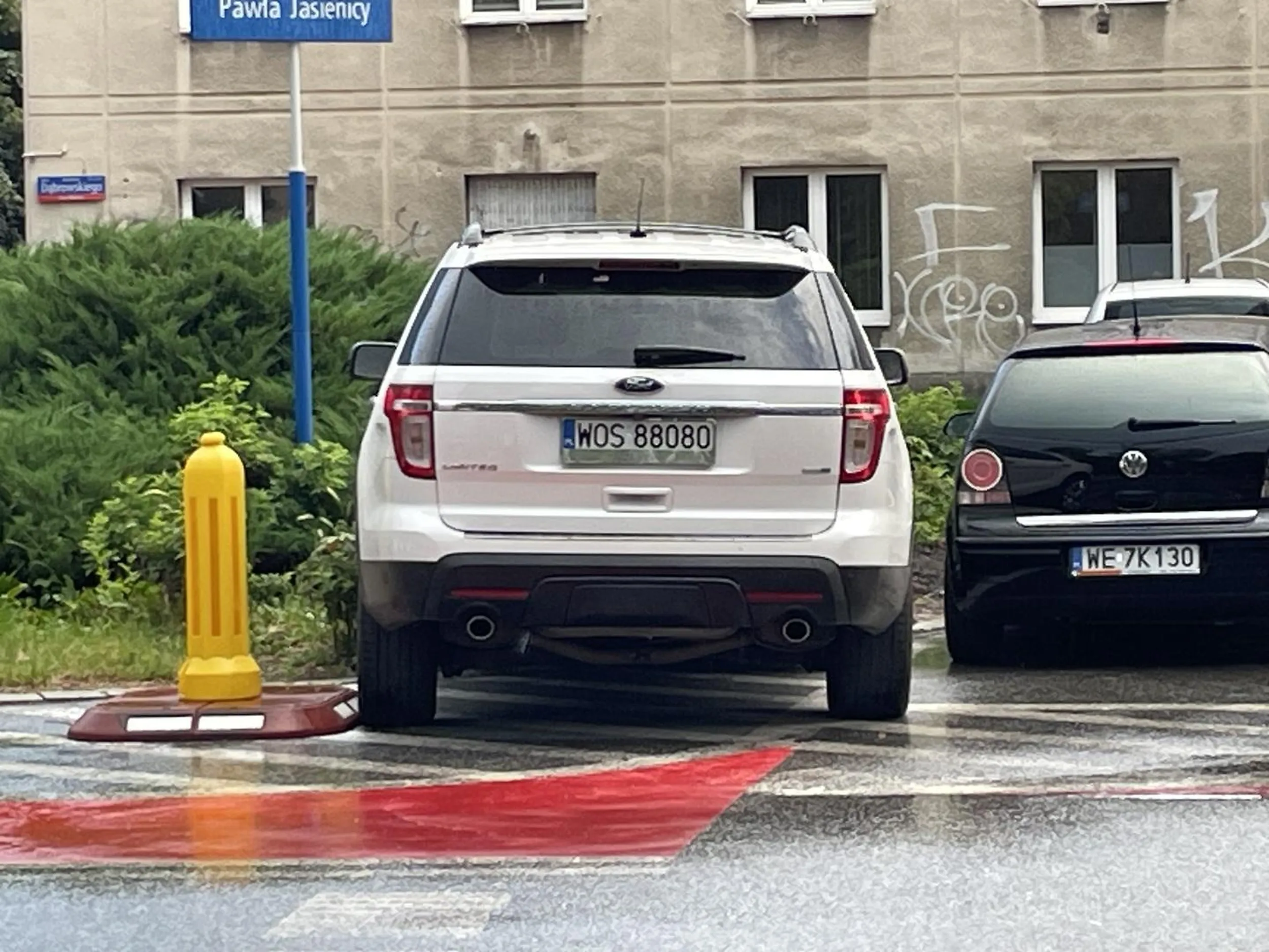 Parkowanie na zakazie, linii zakreskowanej i trawniku.