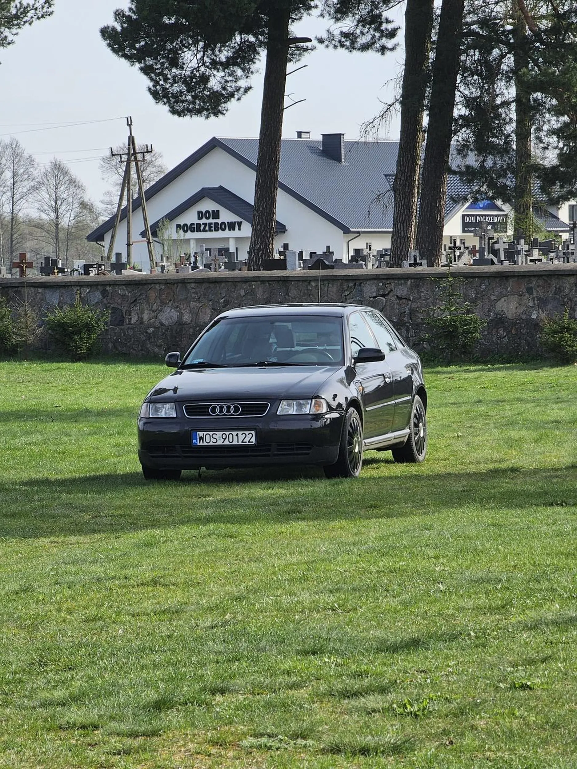 Droga pani trzeba nie mieć mózgu żeby na pustym parkingu zaparkować na trawniku obok
