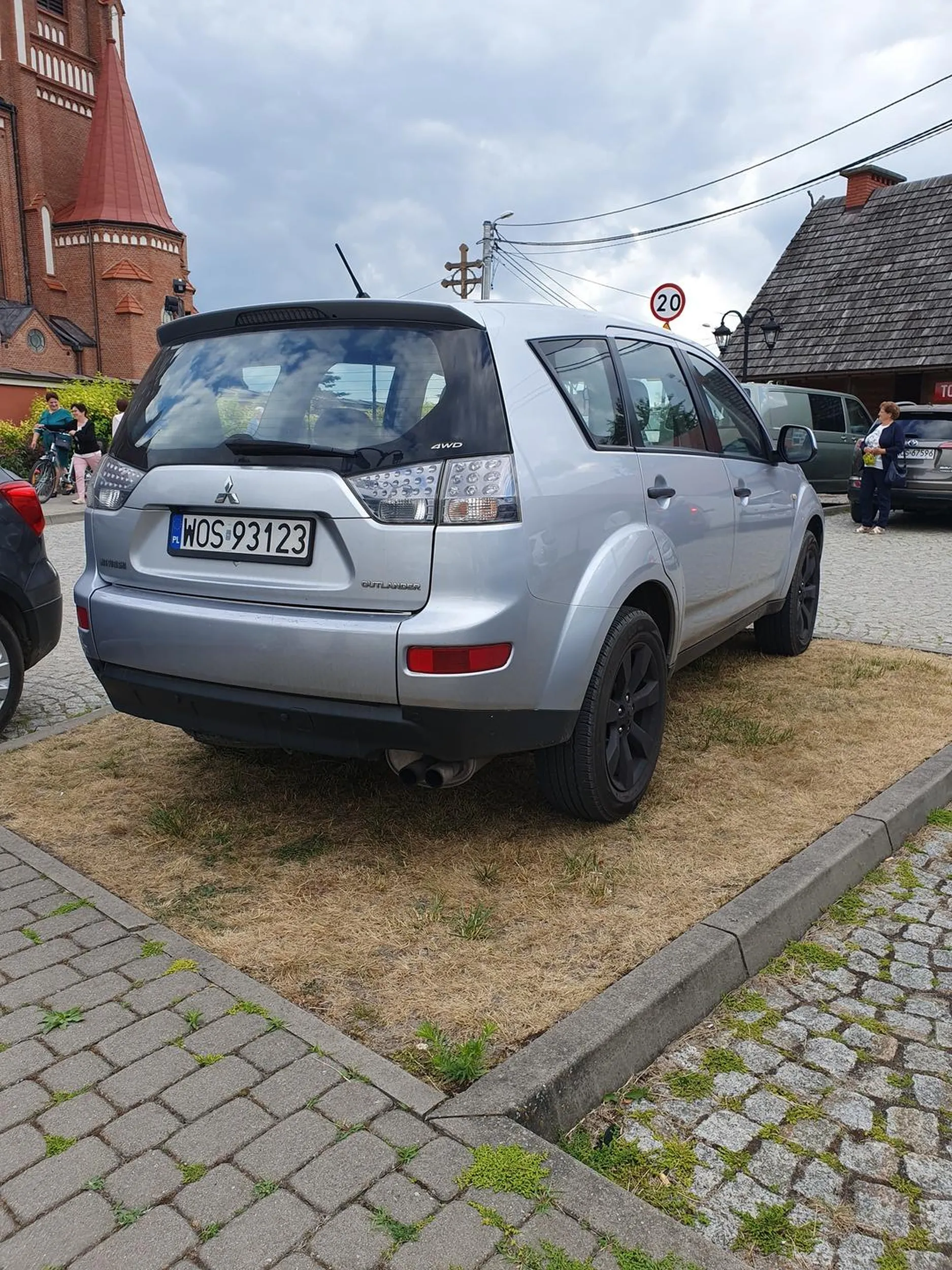 Żeby na trawie stawać to chyba lekka przesada !!!