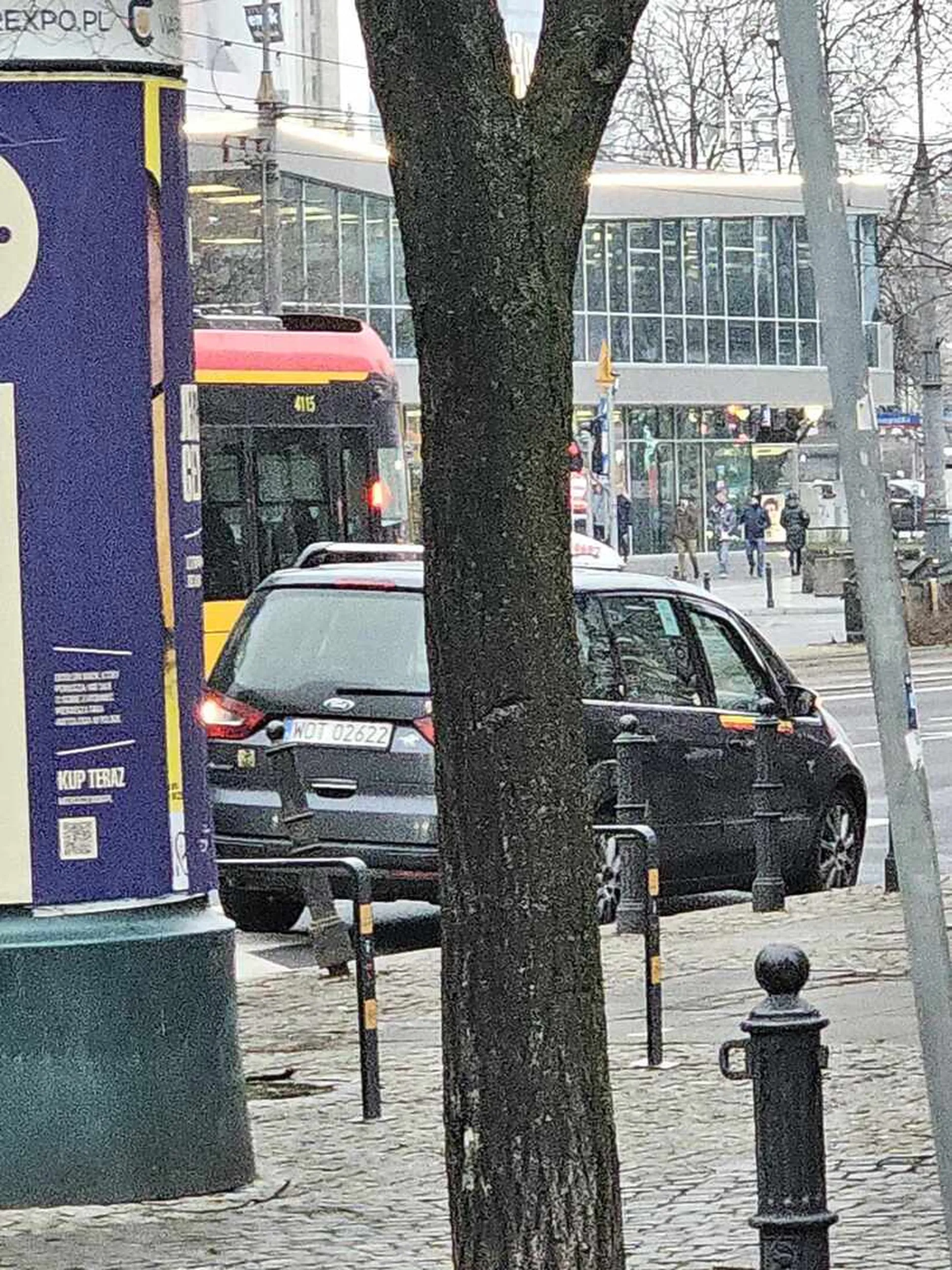 Tamuje ruch porzez zatrzymywanie się na awaryjnych, blokuje wjazd na miejsce parkingowe.