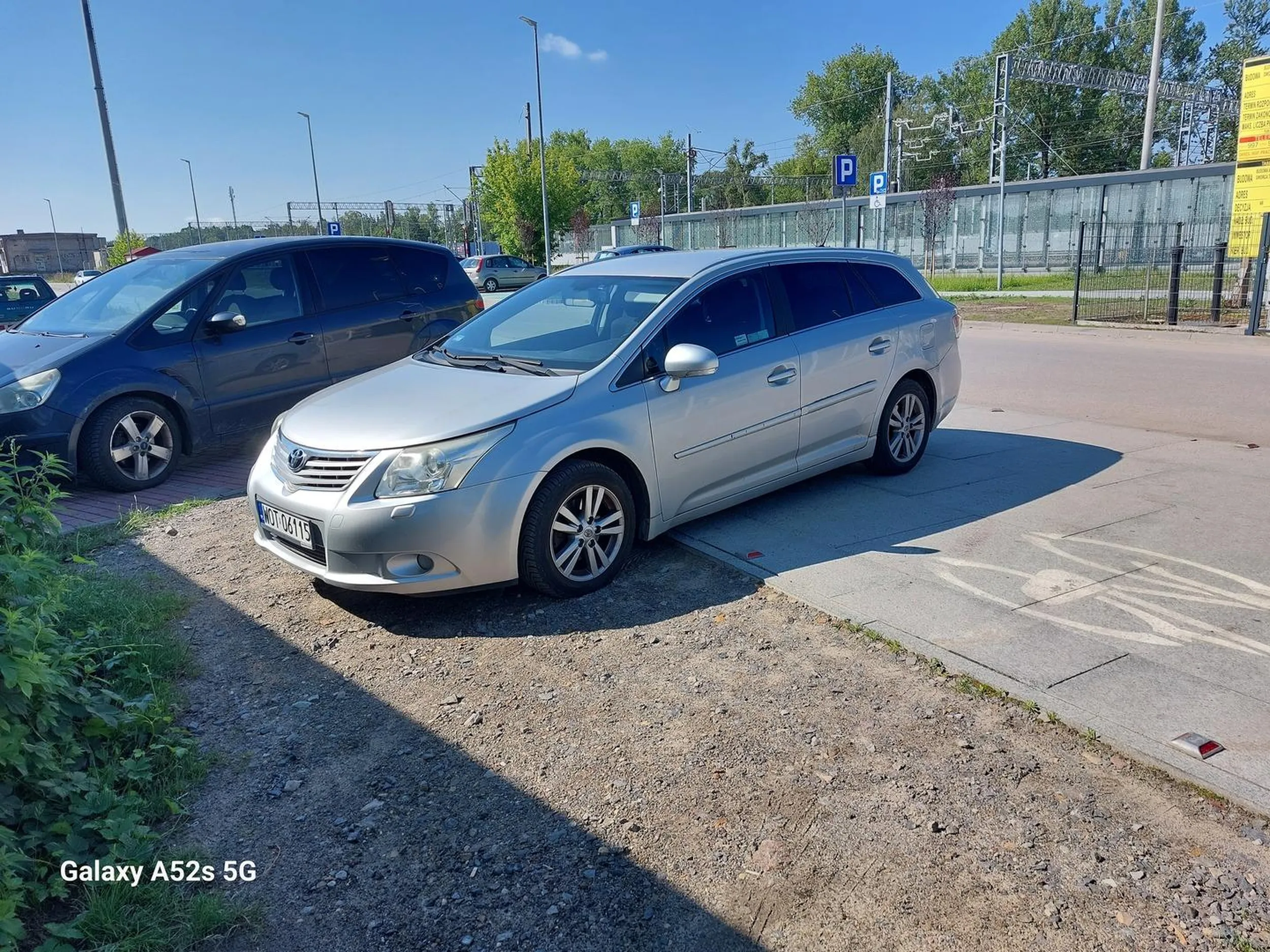 Mnóstwo wolnych miejsc w pobliżu 10 metrów, a baran staje na środku ścieżki rowerowej, jak najbliżej zejścia do peronu.