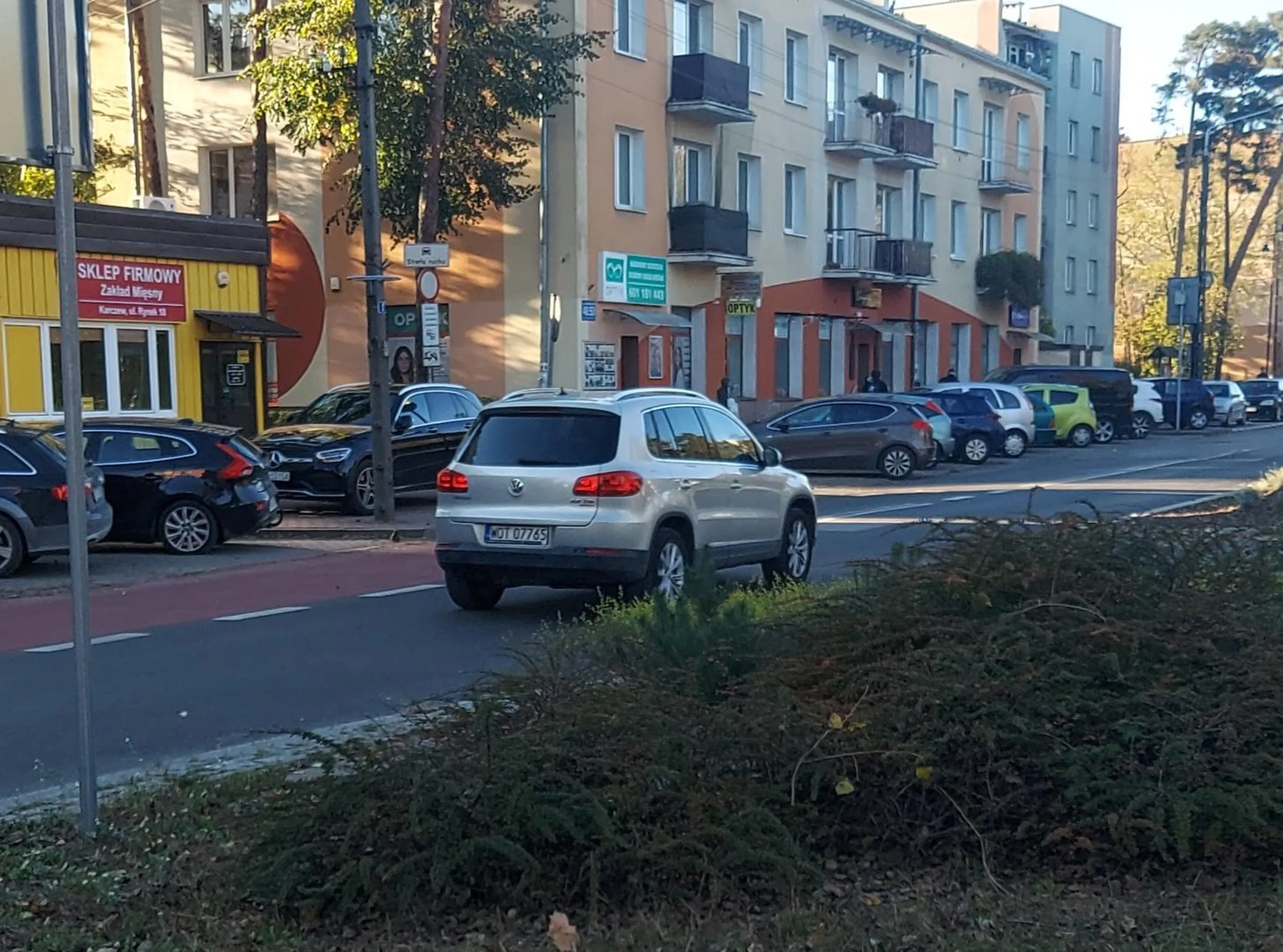 Nie ustępuje pierszeństwa, naprzemiennie podjeżdża i hamuje, próbując straszyć przechodniów przechodzących przez przejście. Sprawa zgłoszona na policję. To podchodzi pod usiłowanie zabójstwa, całe szczęście jest i świadek i monitoring ;)