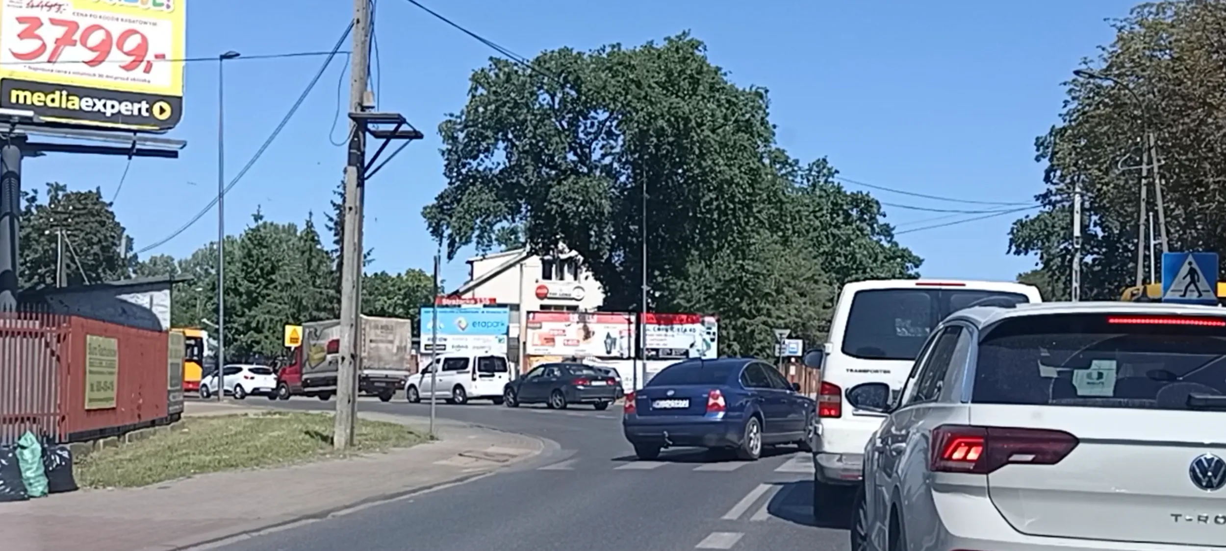 Bandyta drogowy wyprzedza na  przejściu dla pieszych i jedzie pasem pod prąd