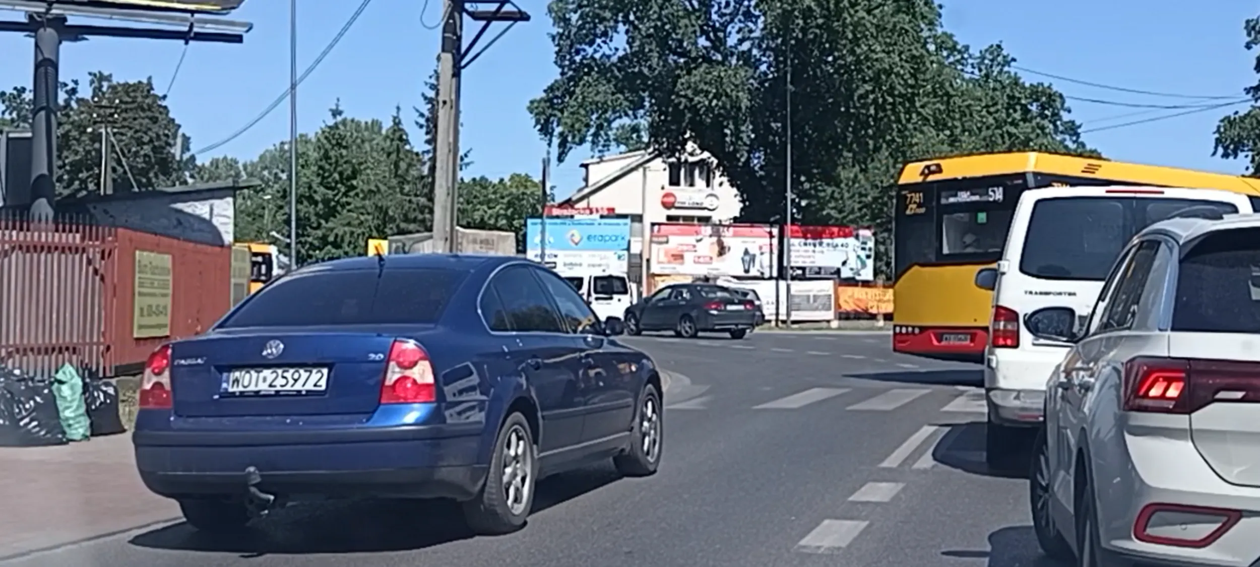 Bandyta drogowy wyprzedza na  przejściu dla pieszych i jedzie pasem pod prąd