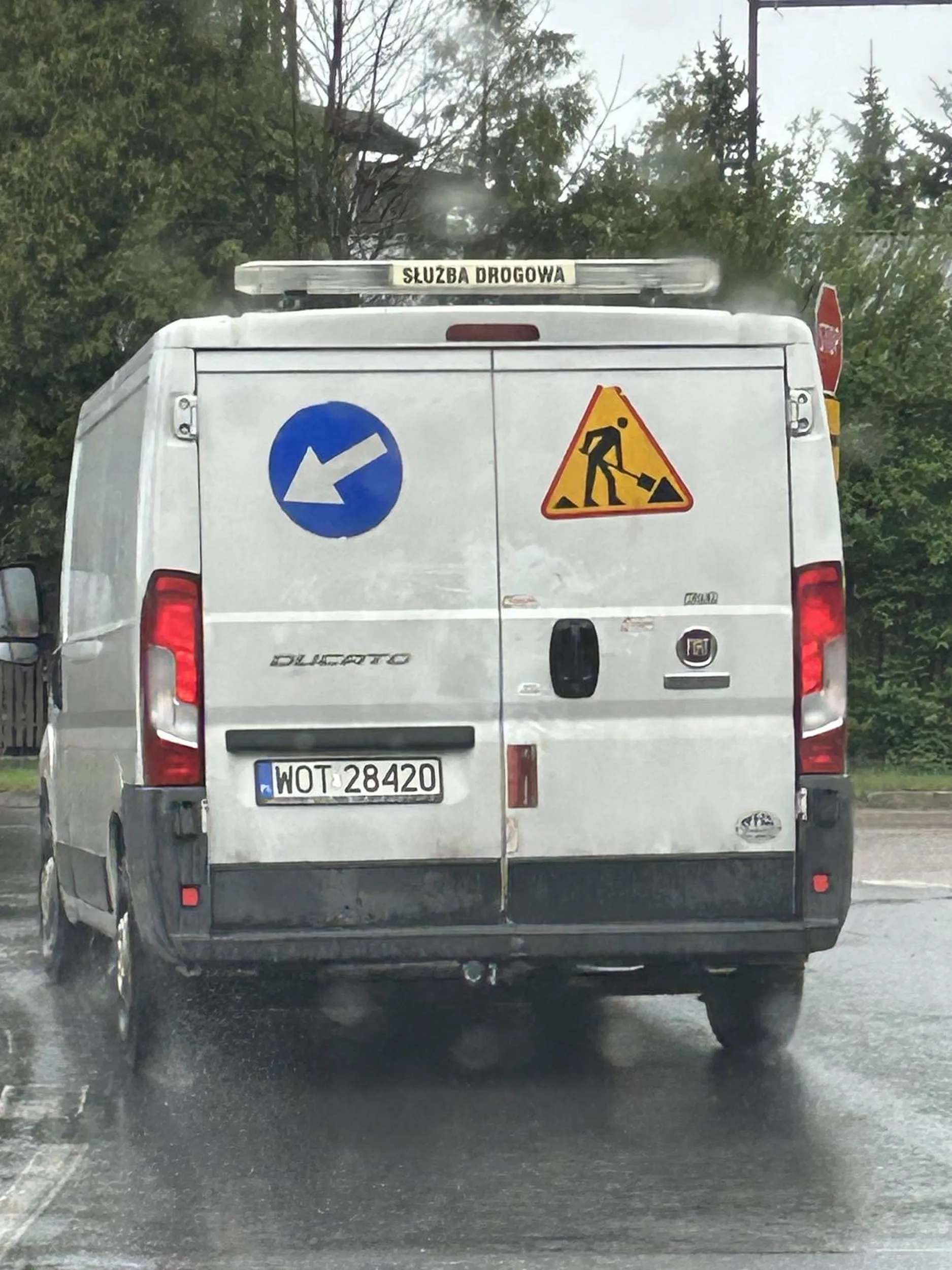 Zakały na drodze , blokują drogę zatrzymują się na środku , jazda 30 km/h. Utrudnianie ruchu