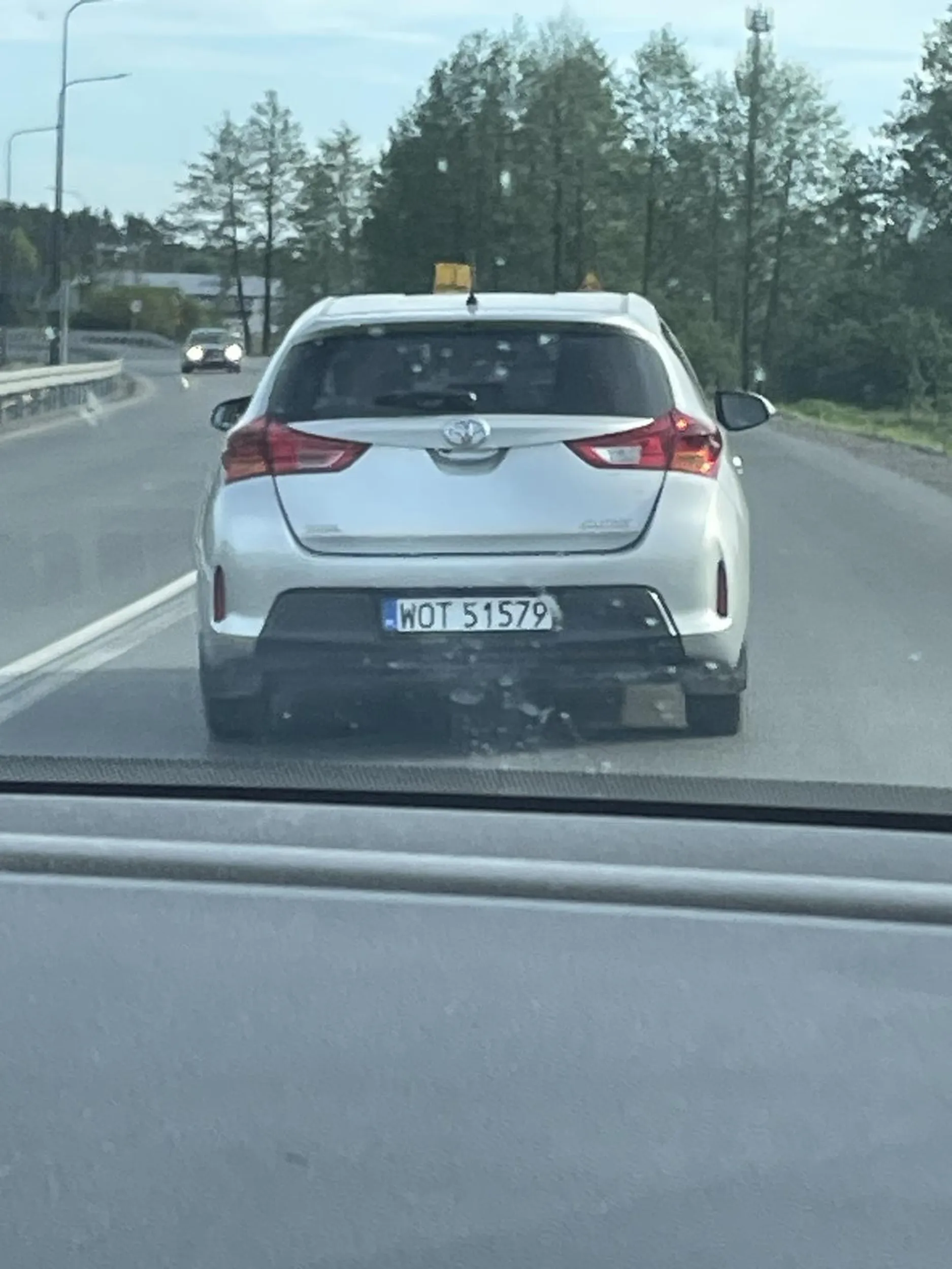 Człowiek bez mózgu przykład idealny, typowy toyociarz który jeździe środkiem drogi i wyprzedza bez kierunków i trąbi na wszystkich