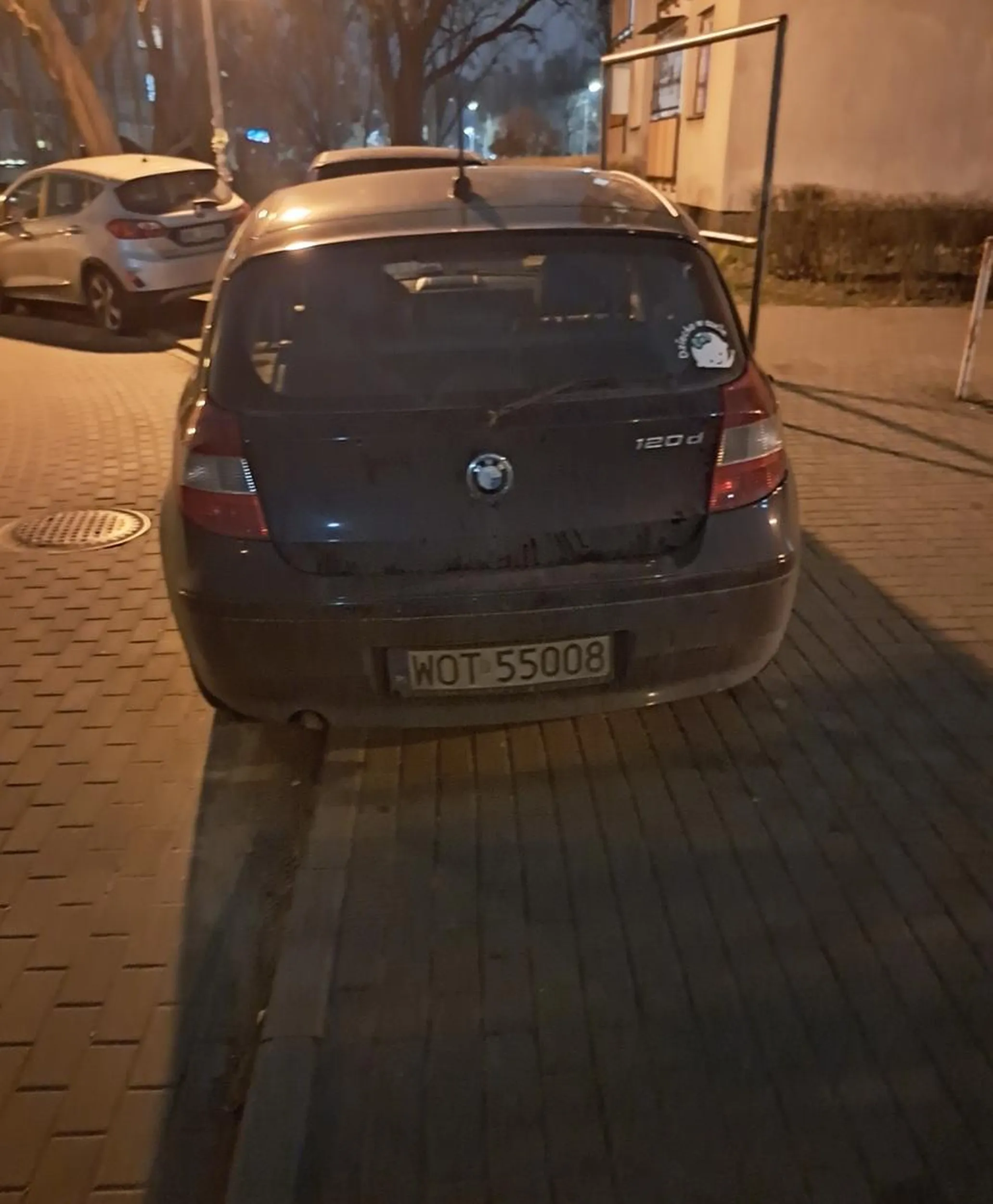 De b.il parkuje na środku chodnika, jeździ po chodniku i wjeżdża za znak zakaz ruchu