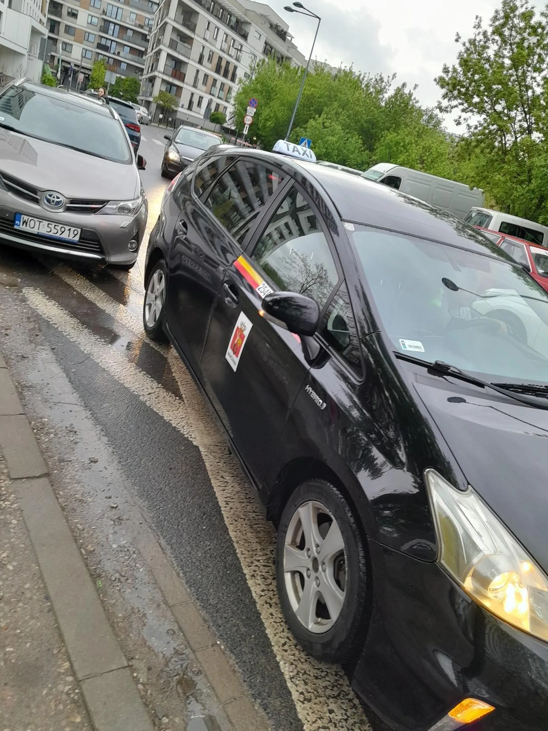 Byłem świadkiem jak ktoś uderzył w ten samochód. Post znajduje się na grupie Gocław na fb można znaleźć do mnie kontakt w treści wpisałem "Pan z taxi cofając uderzył w zaparkowaną toyotę auris"