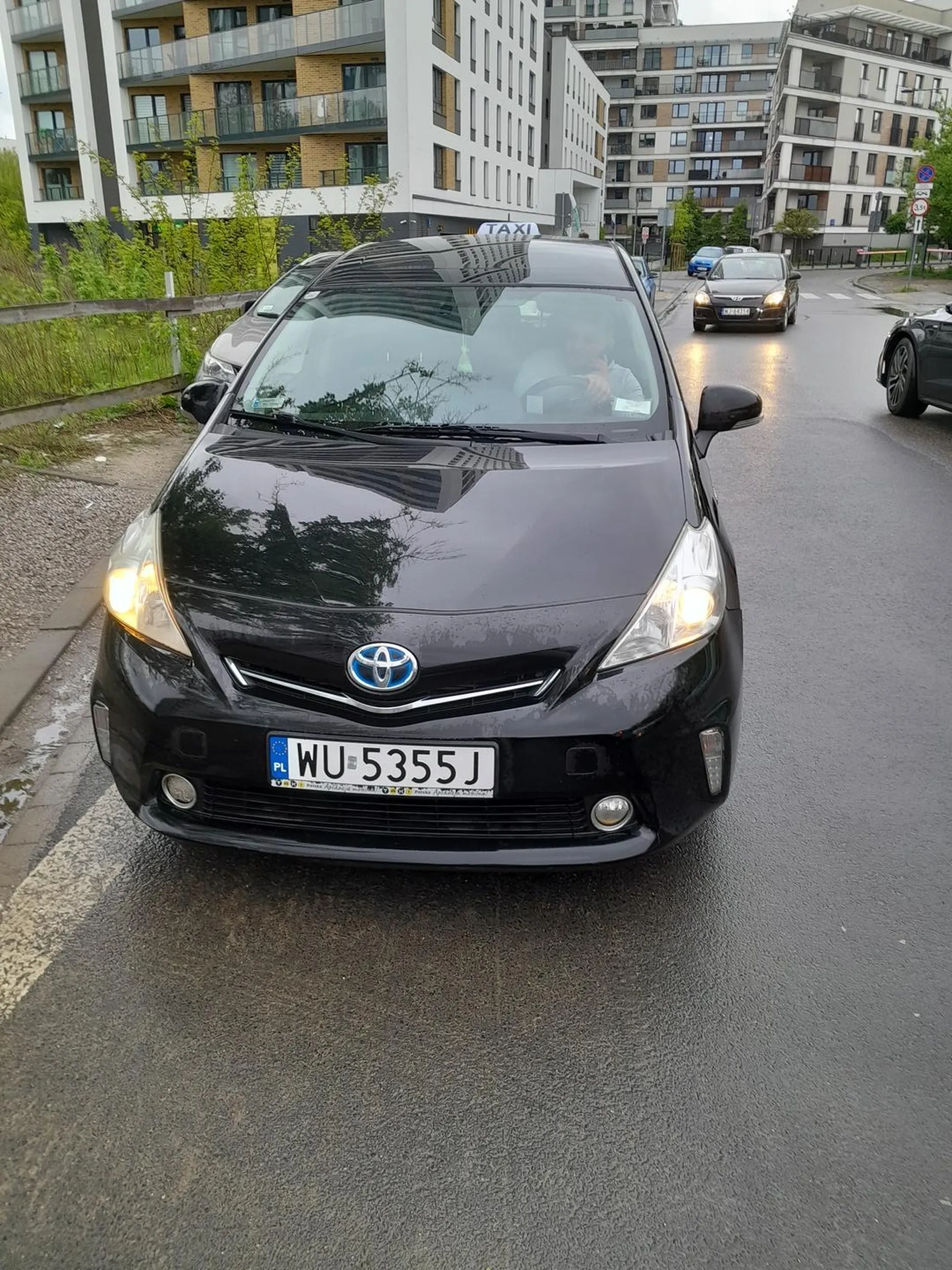 Byłem świadkiem jak ktoś uderzył w ten samochód. Post znajduje się na grupie Gocław na fb można znaleźć do mnie kontakt w treści wpisałem "Pan z taxi cofając uderzył w zaparkowaną toyotę auris"