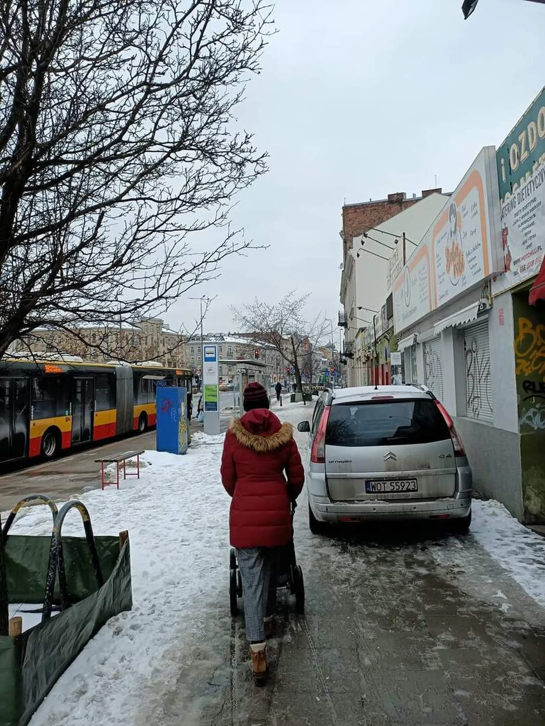 "Król" Otwocka przy bazarze Różyckiego. Chodnik tylko dla ... "króla"