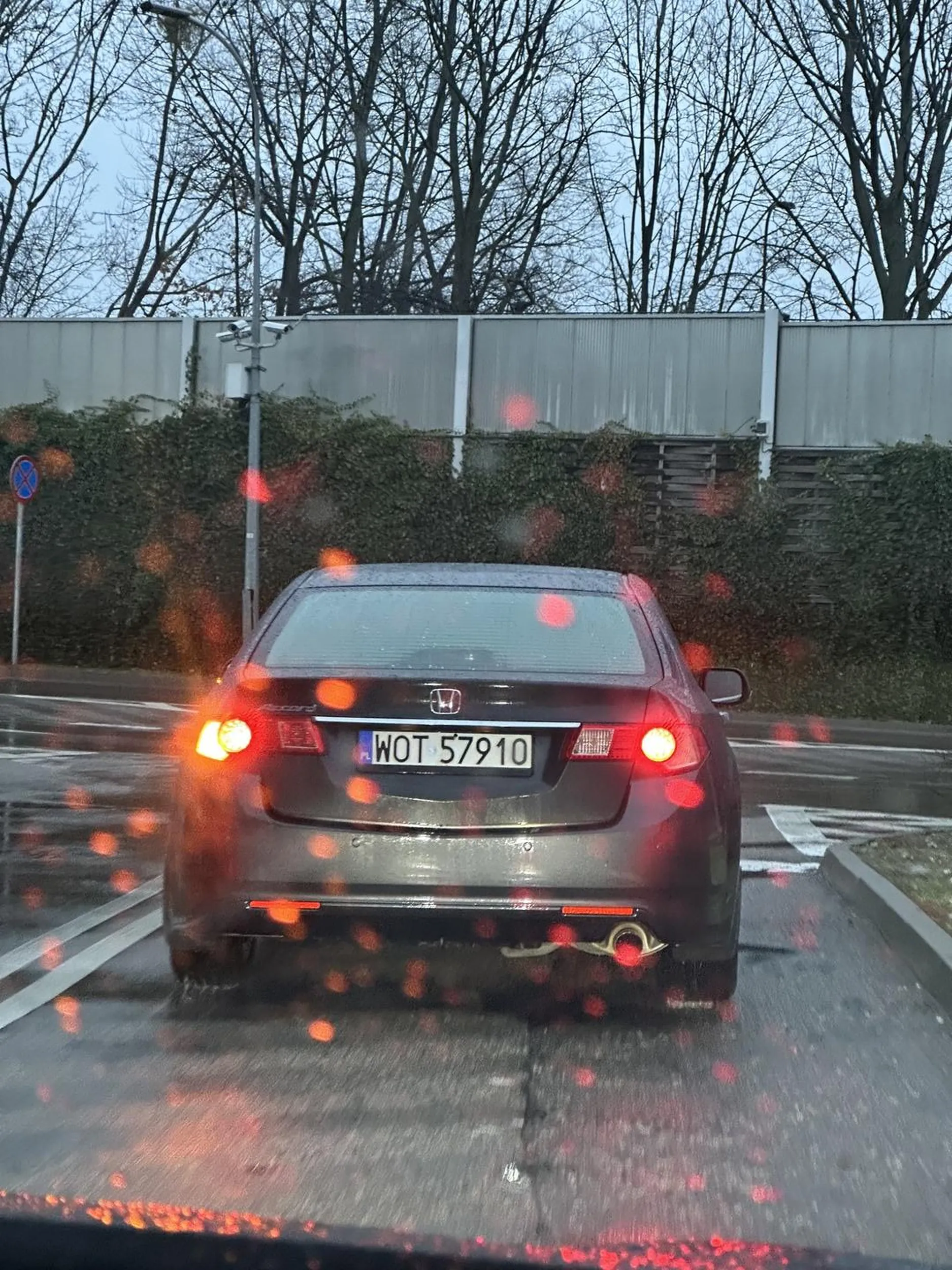 Dziad uderzył Audi A8 i uciekł pod Castoramą Wola park 16:20 09.02.2024