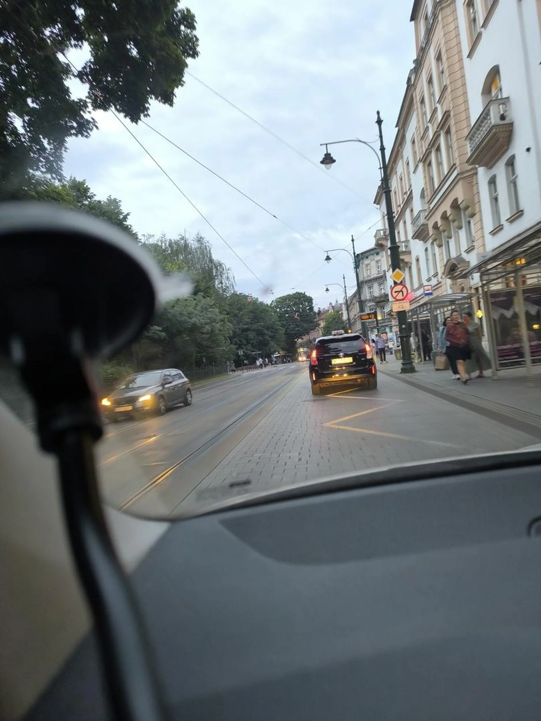 Kierowca sztucznie ruch spowalnia. Jedzie niepewnie