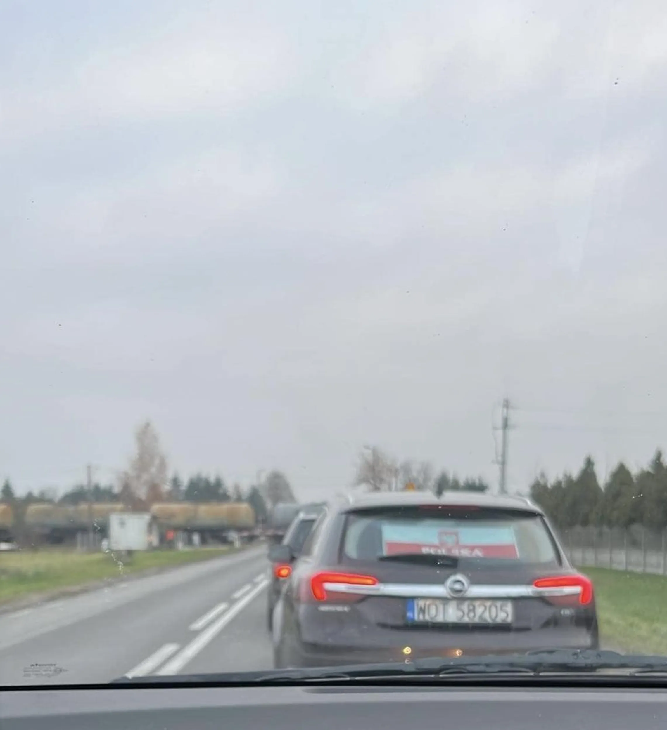 Wymusza pierwszeństwo ?