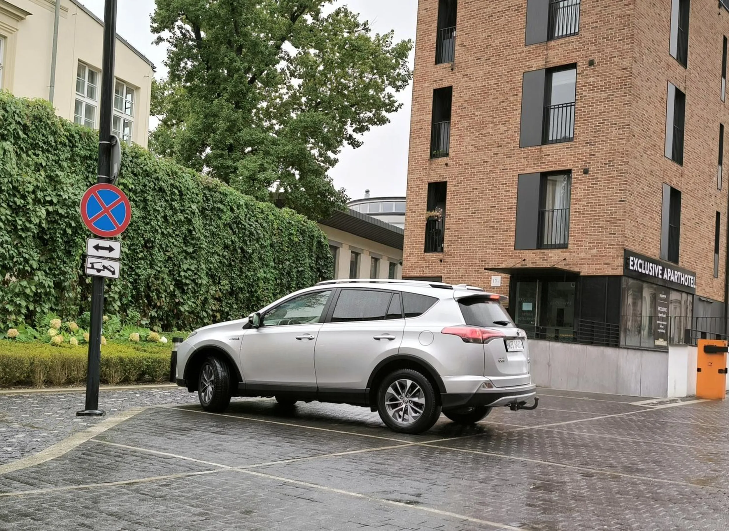 Typ staje za zakazie i blokuje wyjazd z garażu. Patologia.