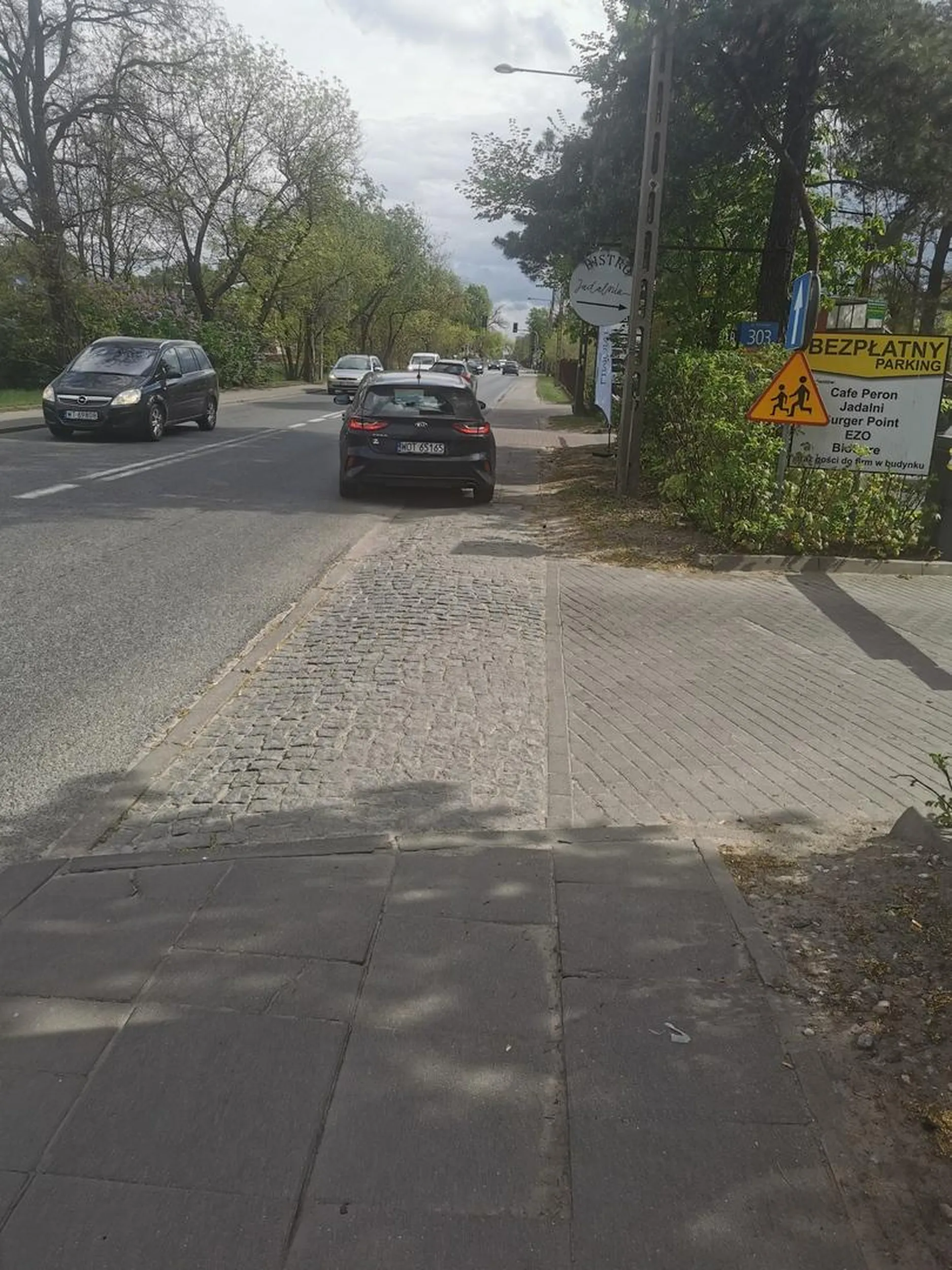 Parkuje na środku chodnika, dopiero gdy pieszy zaczął machać że nie ma jak przejść łaskawie odjechał. Oczywiście częściowo po chodniku.