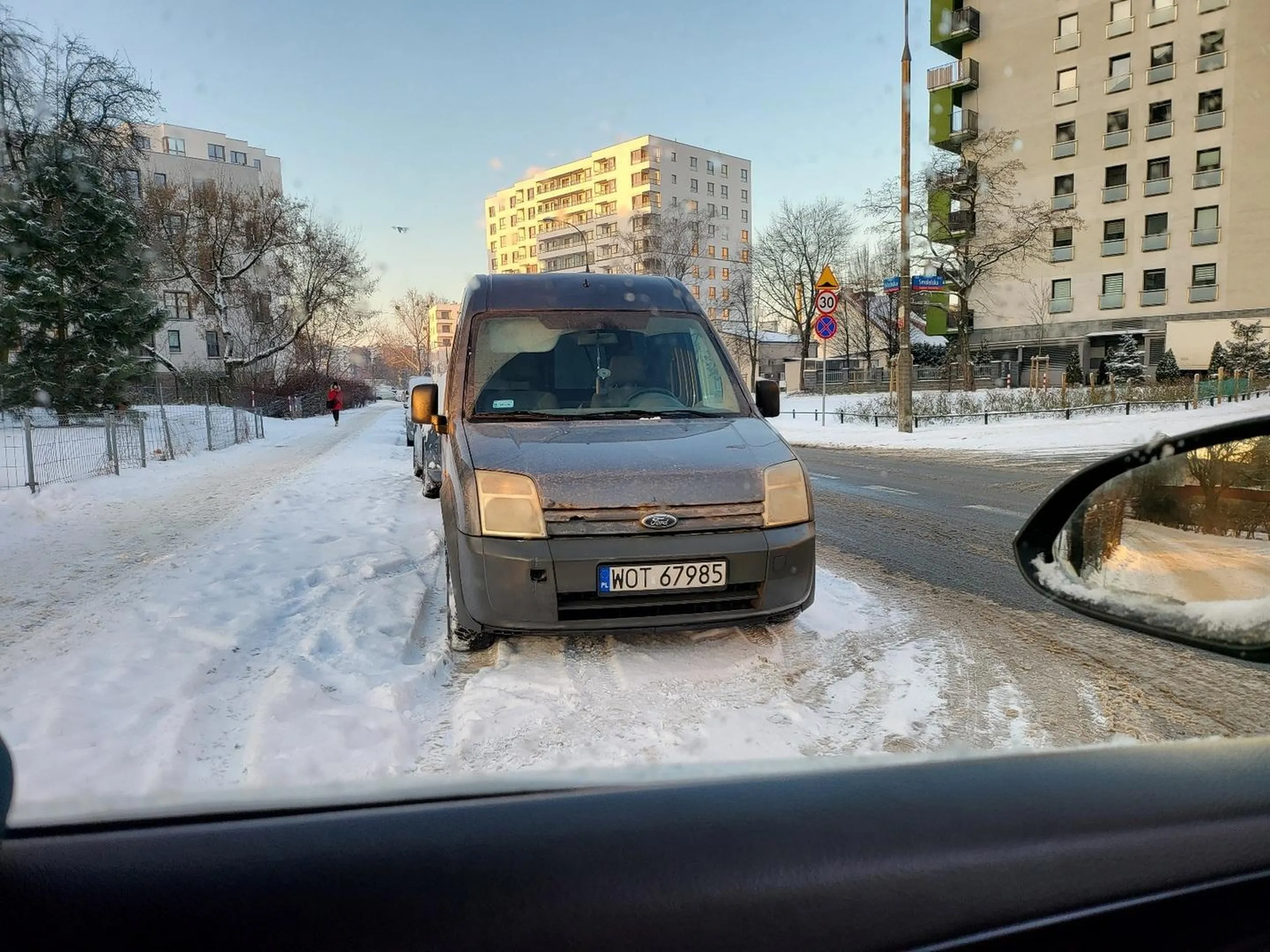Mistrz parkowania na środku skrzyżowania. Ograniczasz widoczność do zera, zastanów się następnym razem.