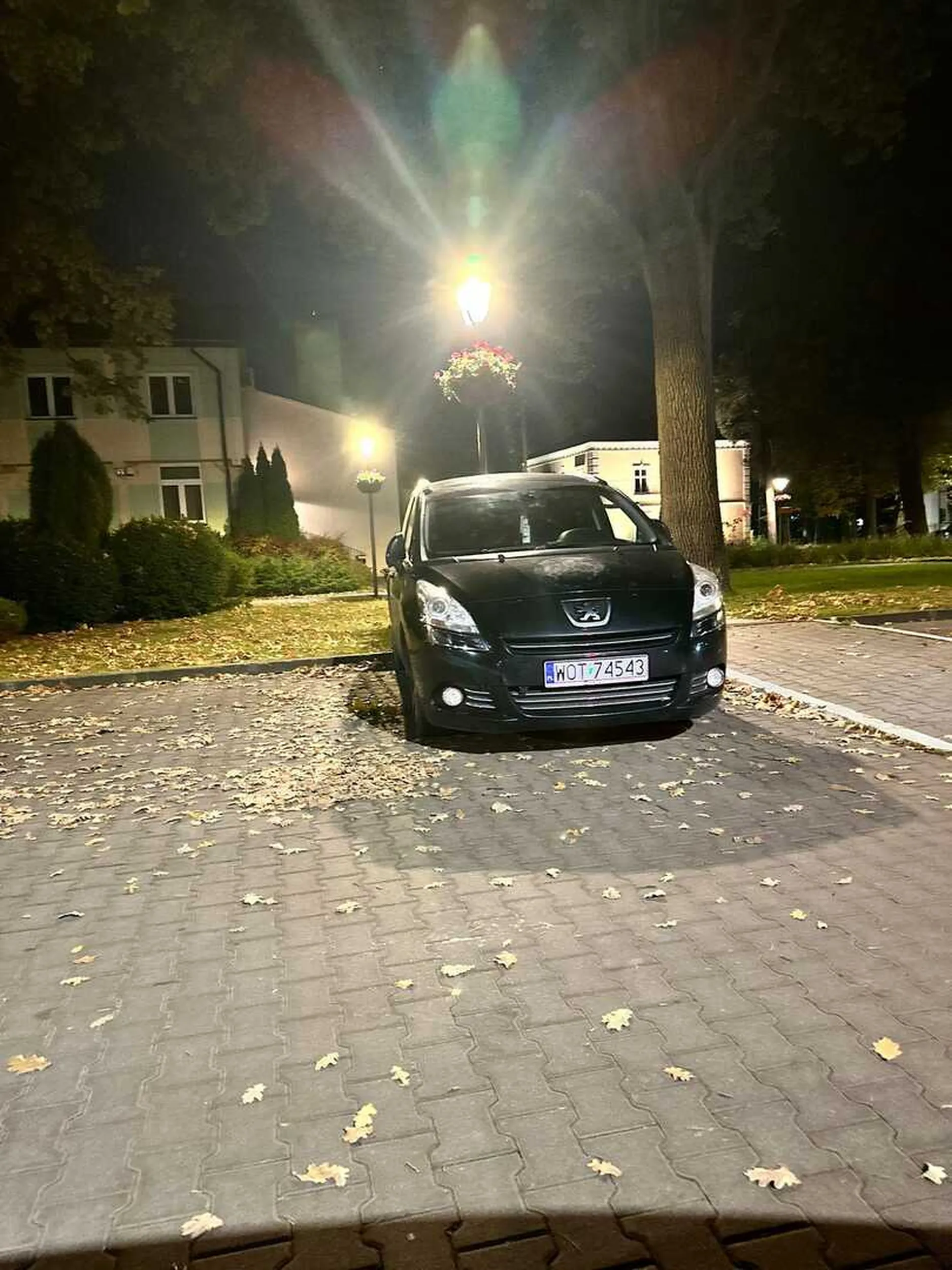 Mężczyzna z tego pojazdu został wskazany w Józefowie jako sprawca ataku z użyciem noża na młodą dziewczynę. Zdażenie z dnia 18.10.2024 r. godzina 20:00. Zdarzenie miało miejsce 30 metrów od komisariatu policji. Według zgłaszających patrol pojawił się po 25 minutach!