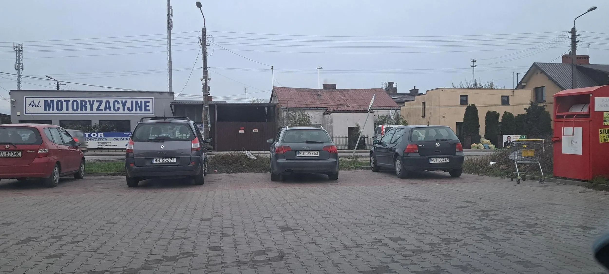 Użytkownik pojazdu z czterema zerami na masce i jak sie okazuje piątym za kierownicą staje na dwóch miejscach postojowych. Nie pozdrawiam.