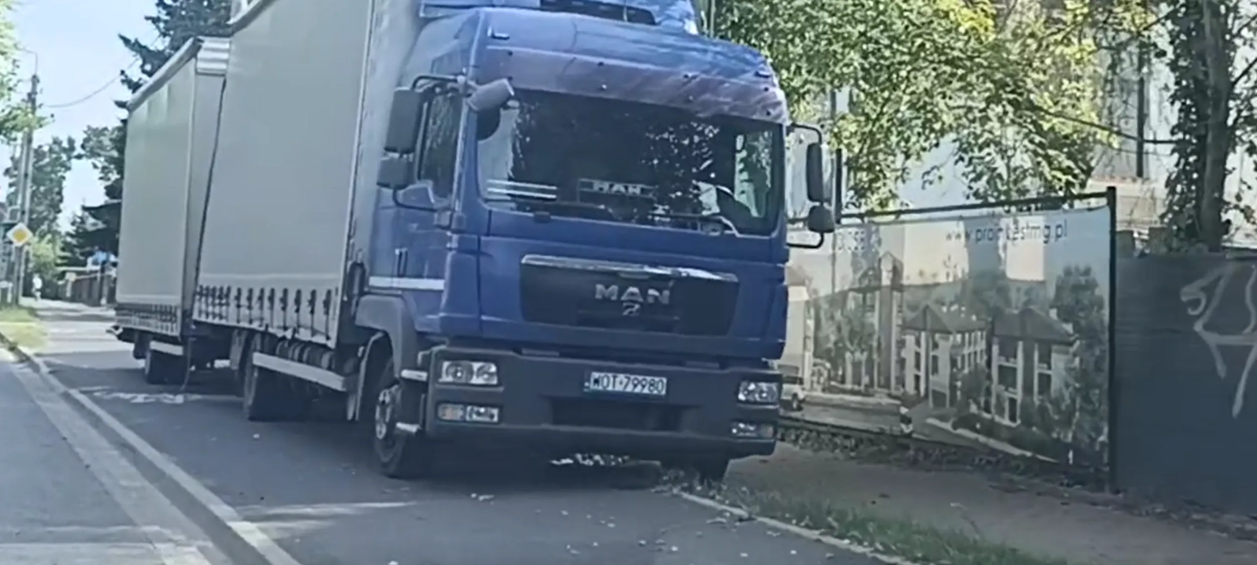 Złamas parkuje na chodniku i ścieżce rowerowej