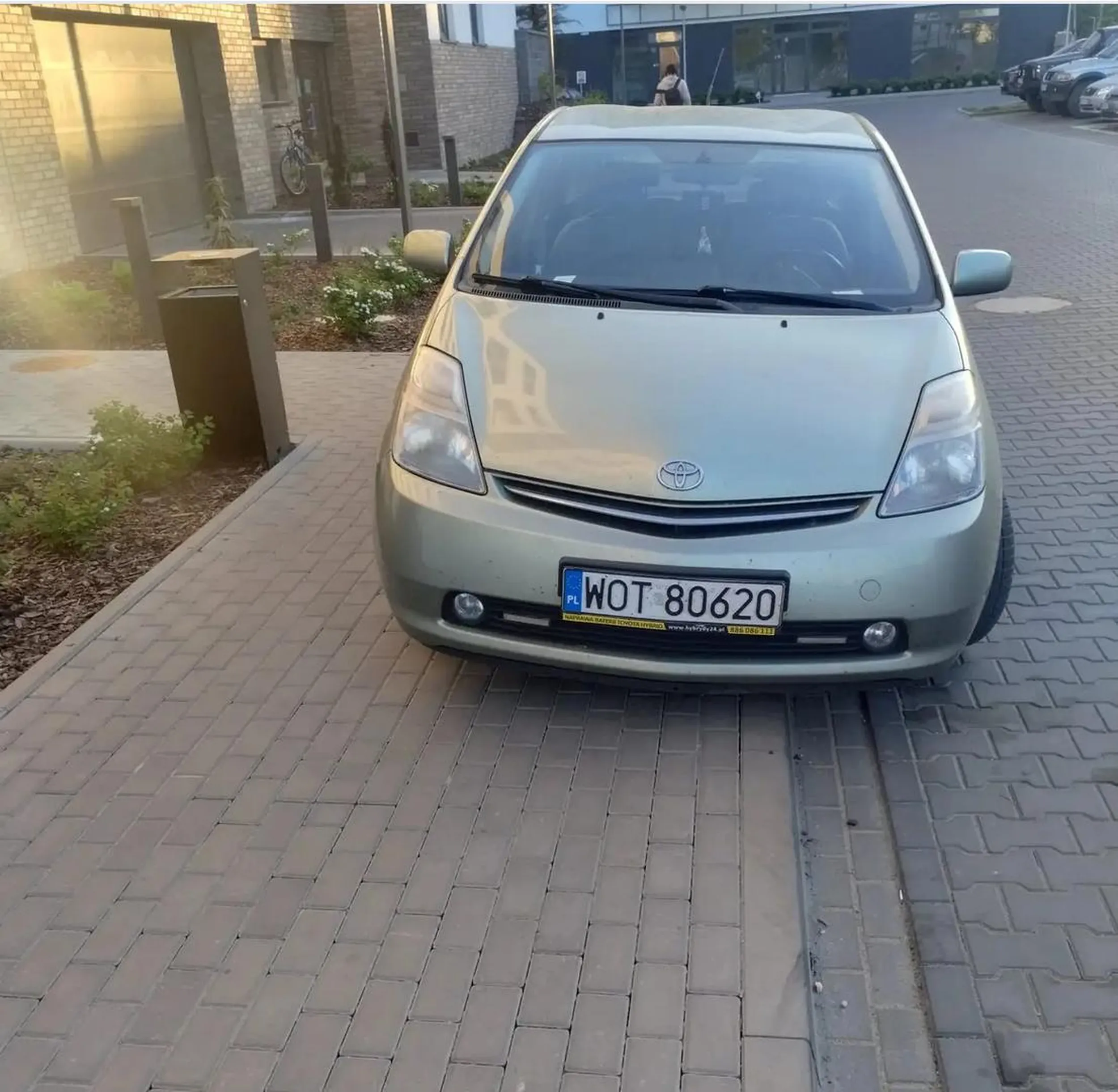 Tym autem jeździ człowiek który kradnie rowery w Otwocku/ Warszawa. Ukradł rowerek dziecięcy z osiedla w stolicy.