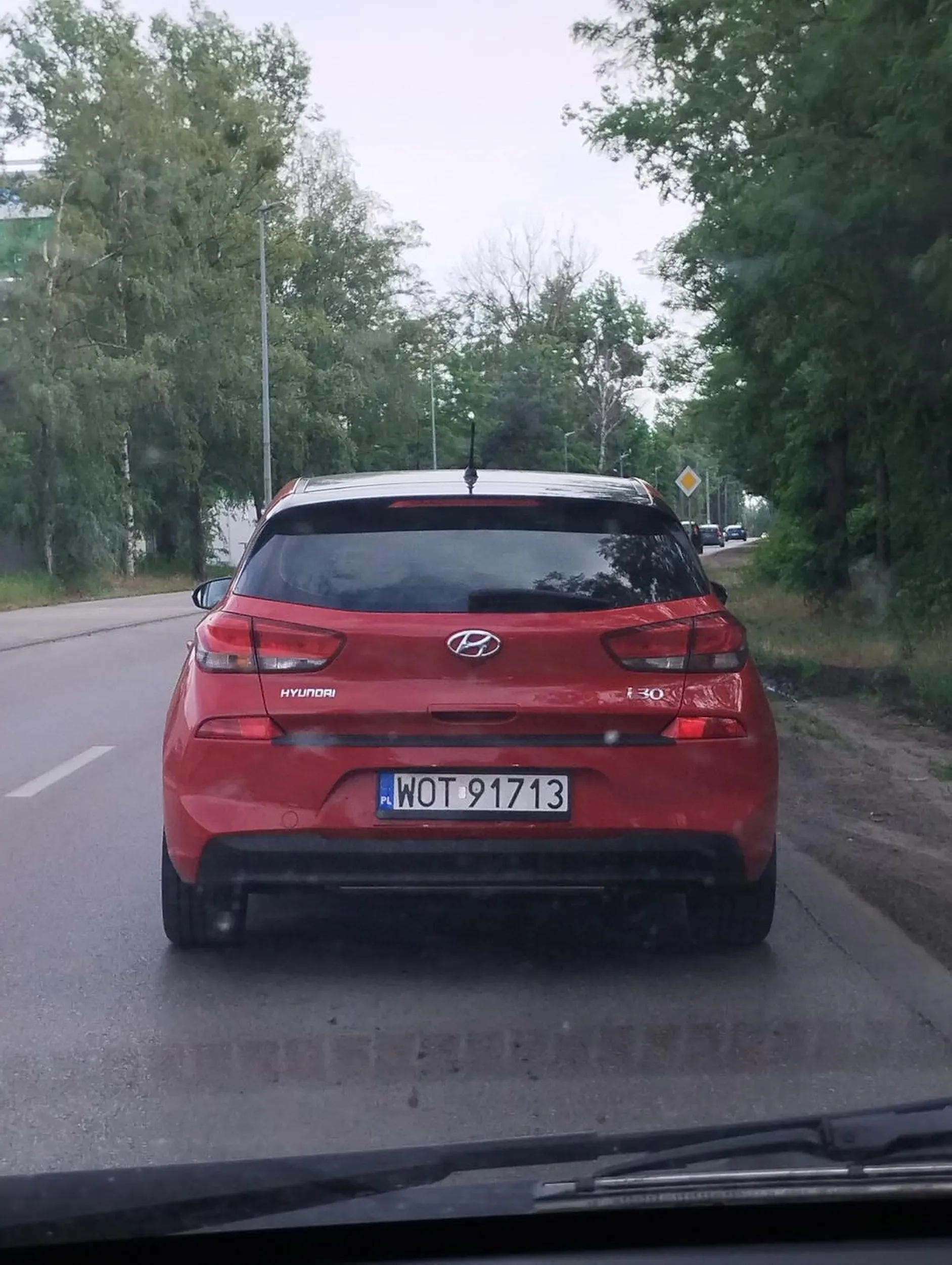 Wymusza pierwszeństwo. Widząc samochody stojące w korku, wpycha się przed maskę.