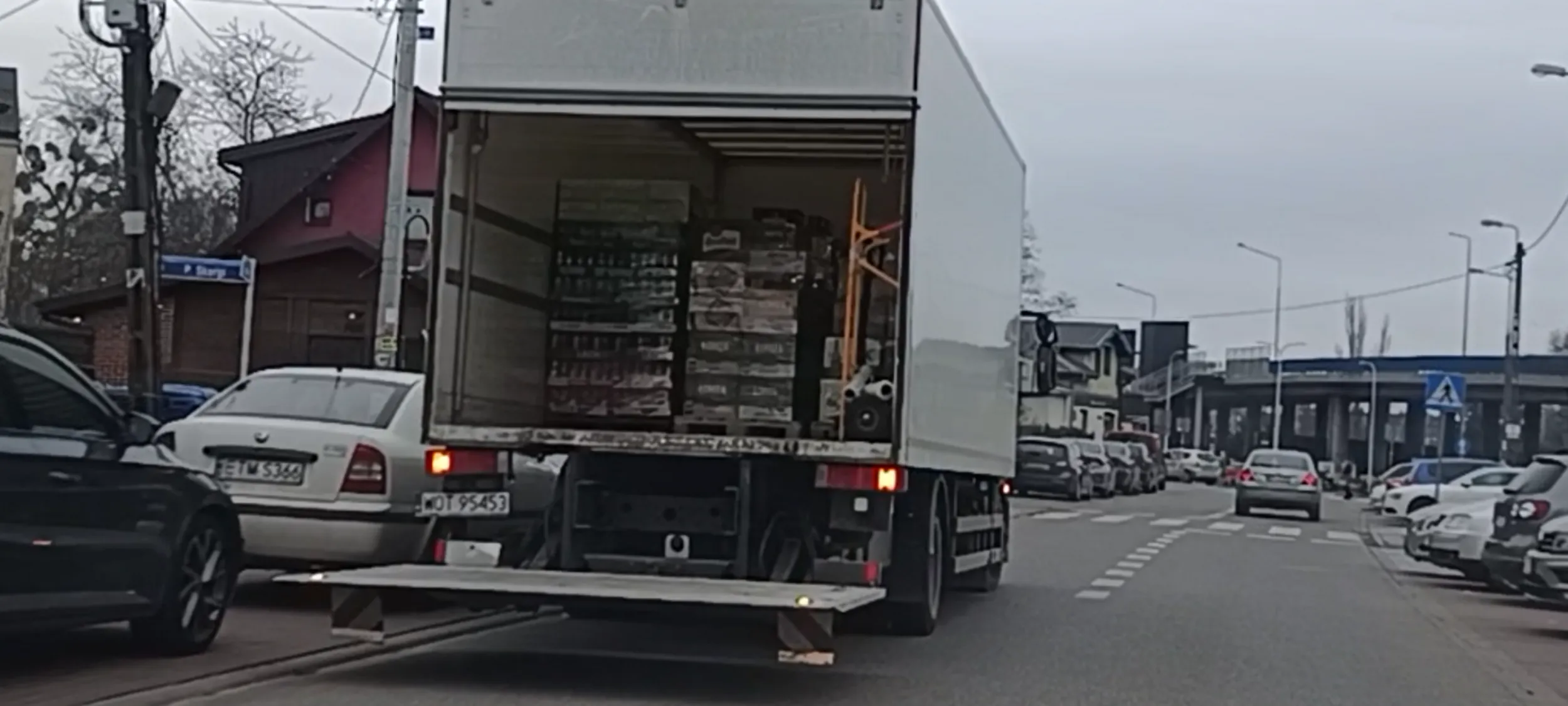 Parkowanie w miejscu niedozwolonym tj przed samym skrzyżowaniem i na pasie do jazdy w przeciwnym kierunku.