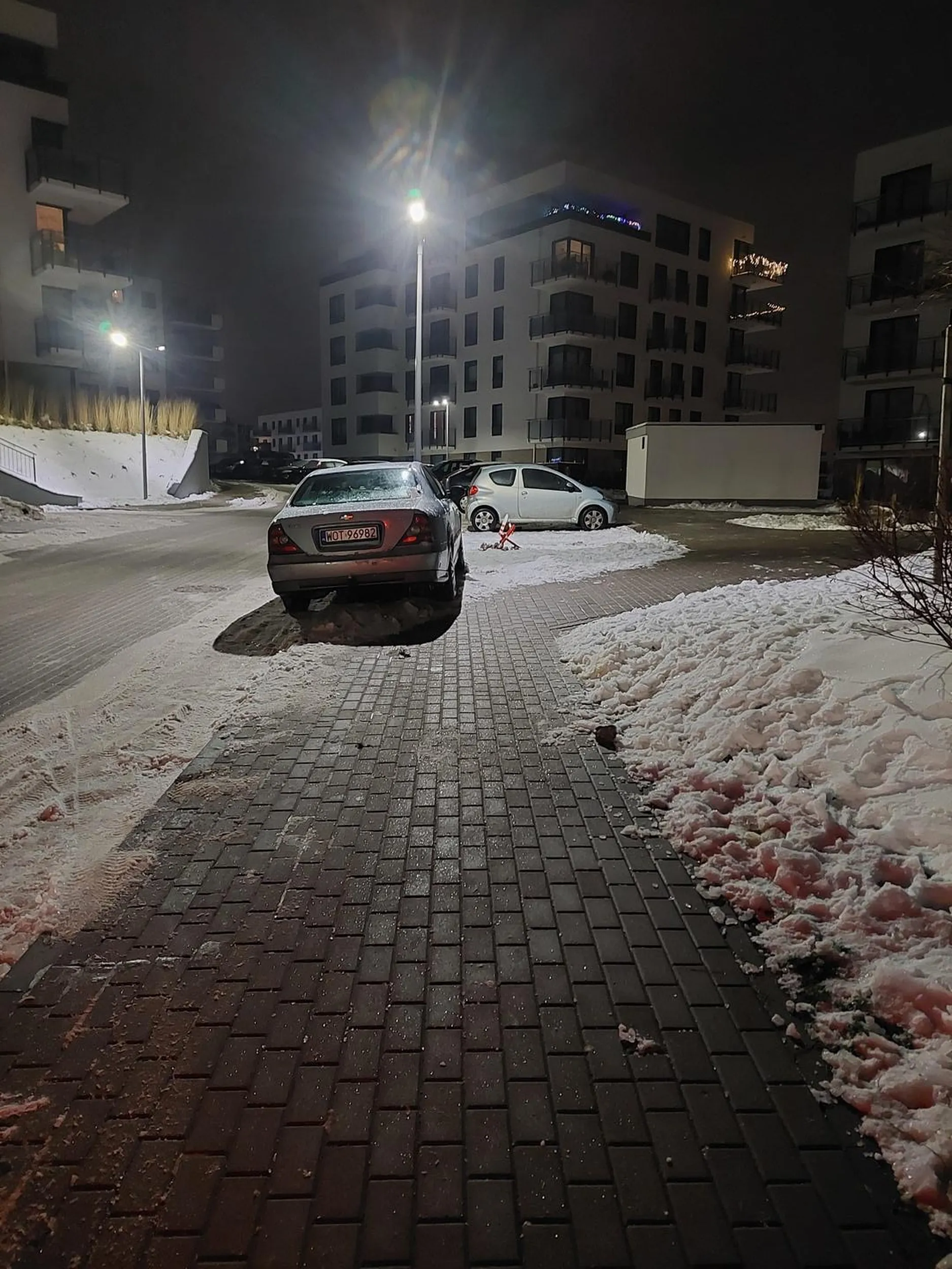 Potwierdzam, nagminne parkowanie w miejscu niedozwolonym.