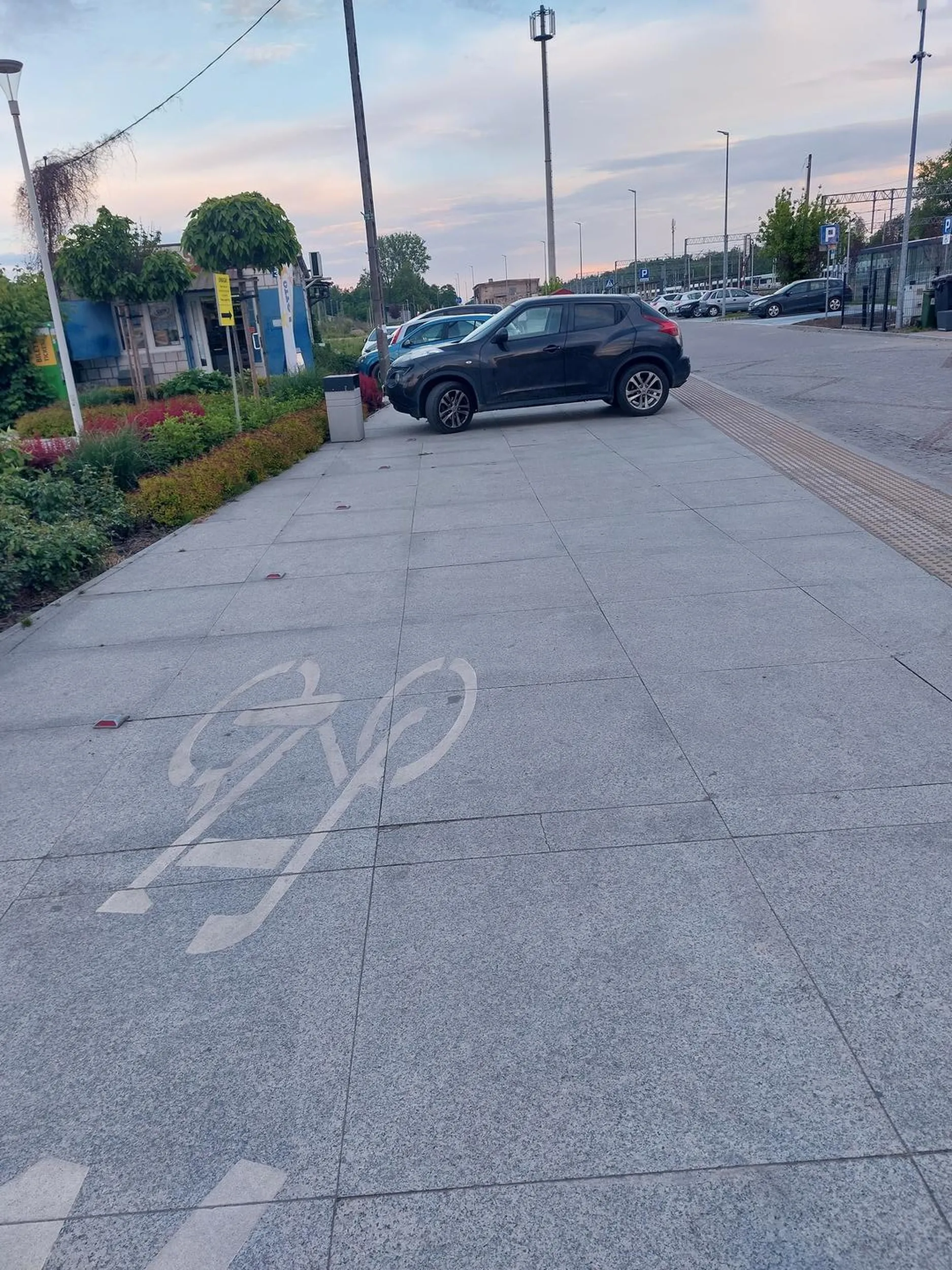 Mając wiele wolnych miejsc w okolicy dworca kolejowego ten głąb zaparkował na środku chodnika i ścieżki rowerowej uniemożliwiając przejscie i przejazd rowerem.