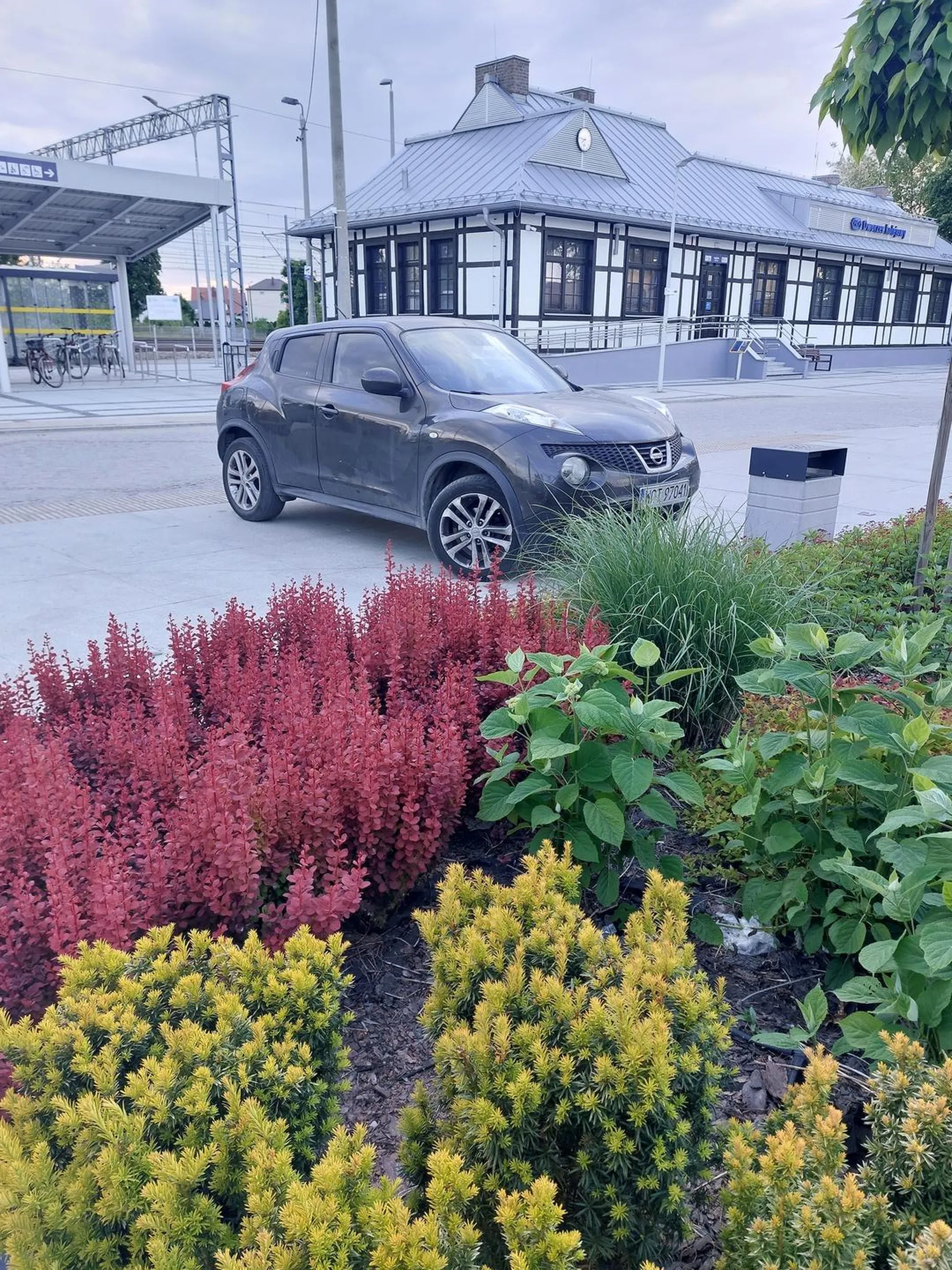 Mając wiele wolnych miejsc w okolicy dworca kolejowego ten głąb zaparkował na środku chodnika i ścieżki rowerowej uniemożliwiając przejscie i przejazd rowerem.