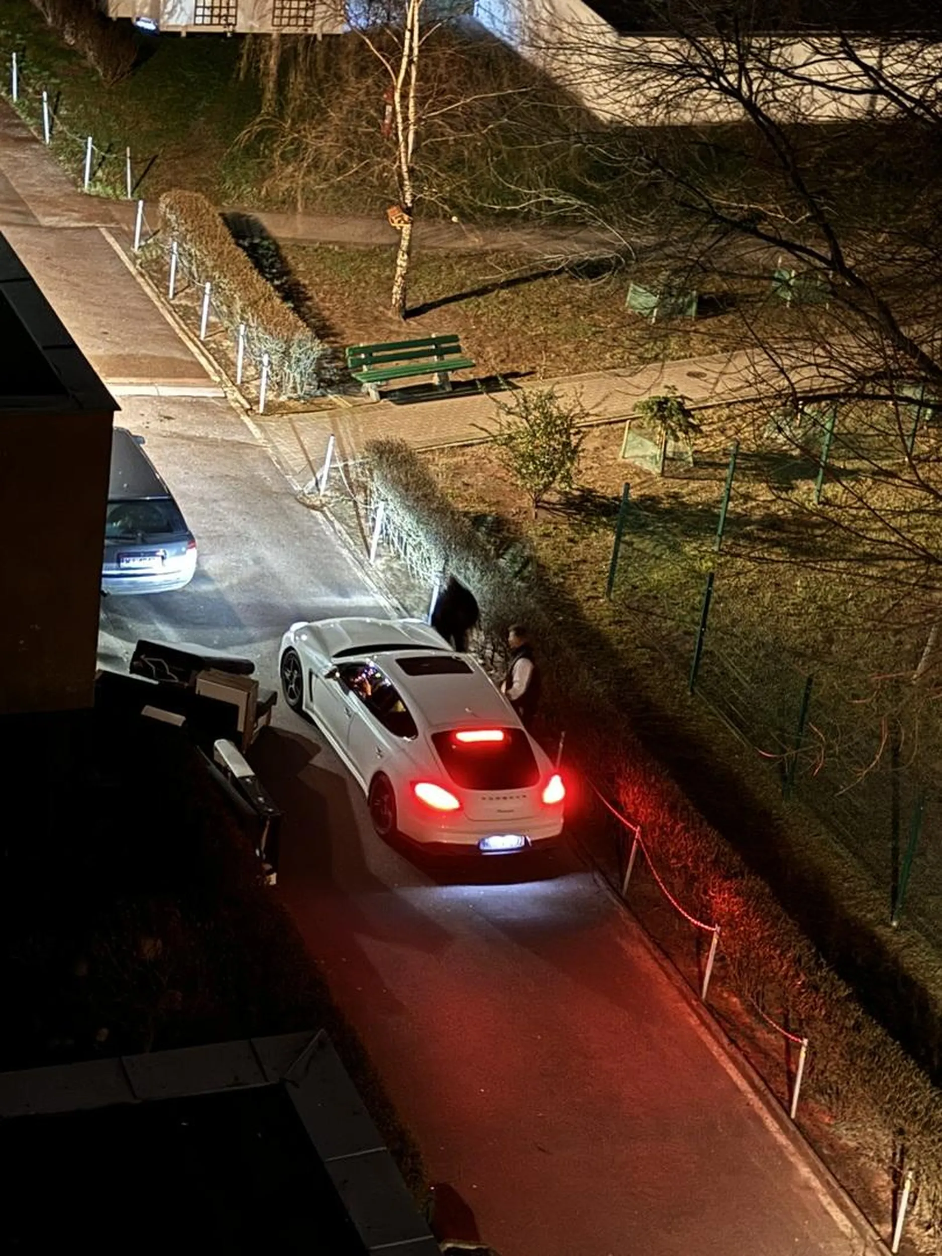 typ nie potrafił przejechać i zamiast cofnąć 30 metrów tyłem to wolał trąbić przez 20 minut xD