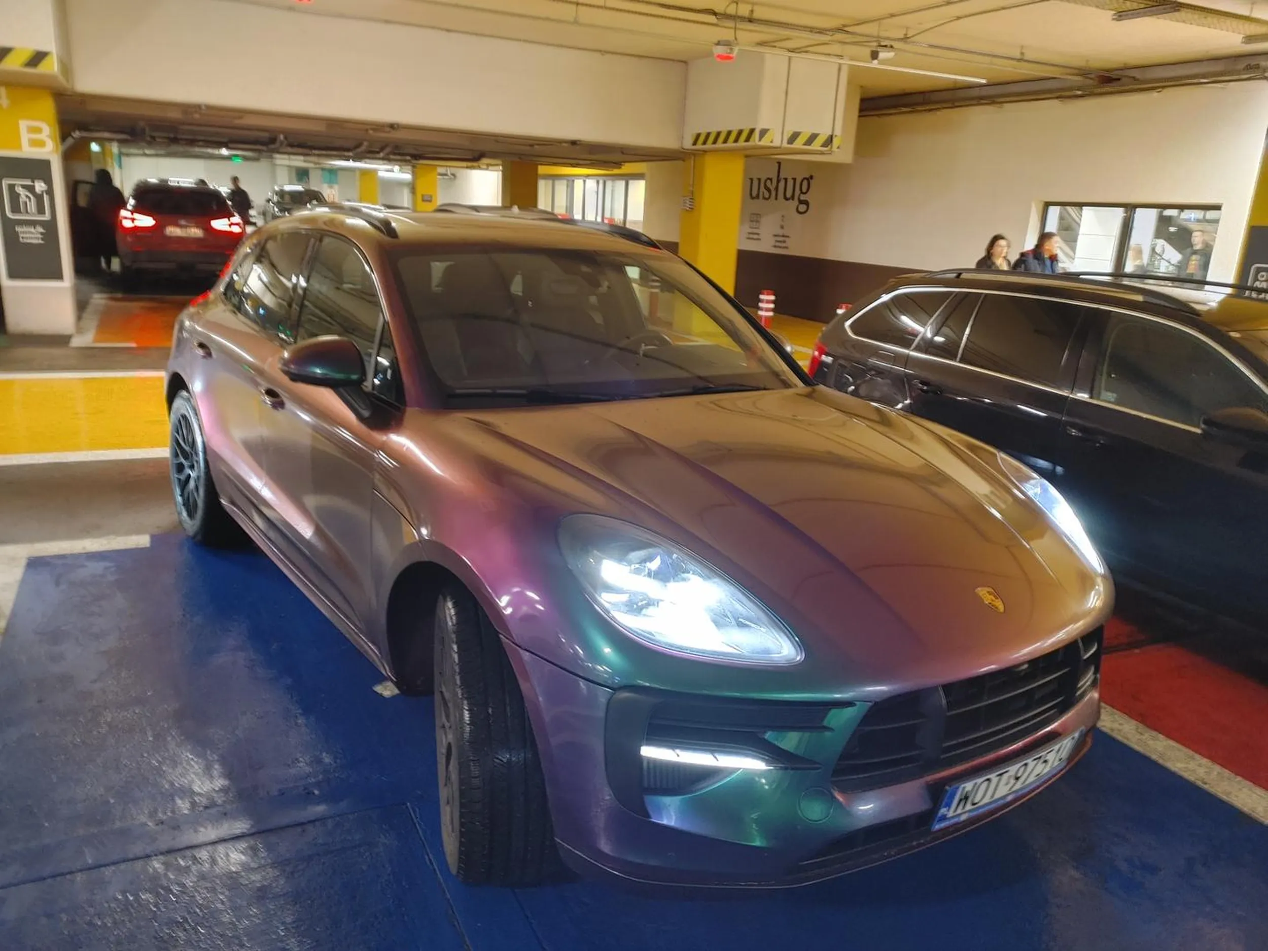 Kierowca zostawia odpalony pojazd na parkingu i idzie na 30min zakupy. Patrząc na to, miejsce dla niepełnosprawnych chyba się nawet należy