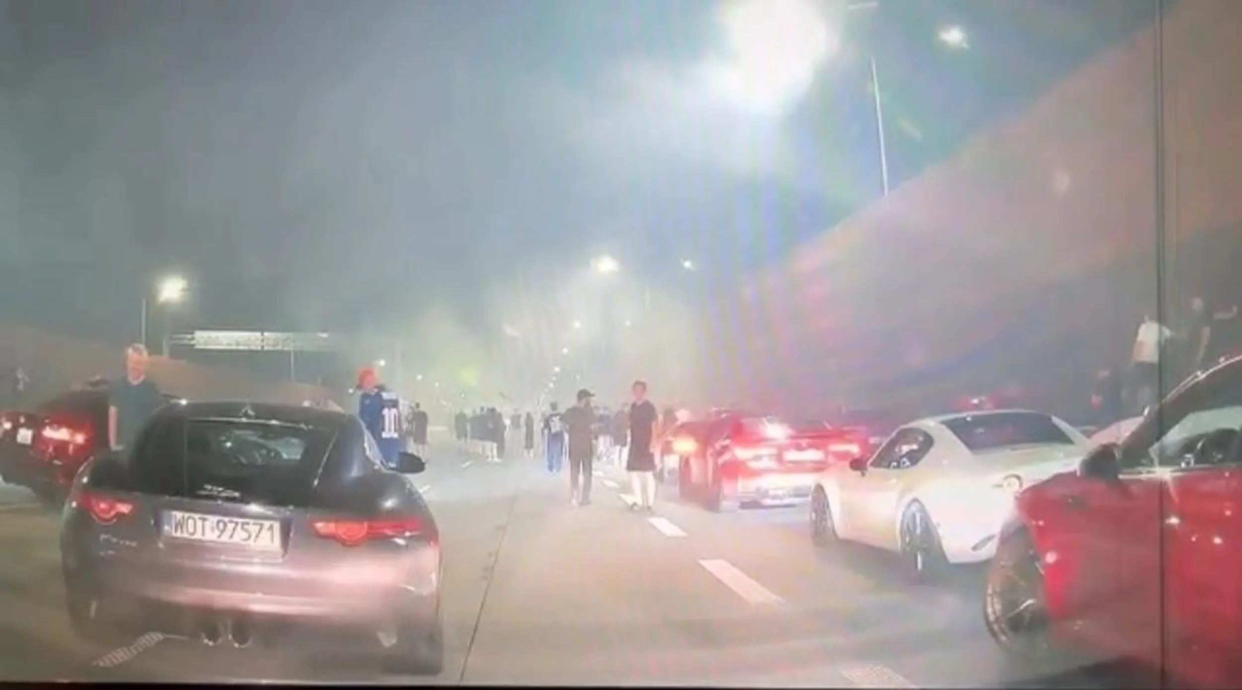 Jak można zablokować 5 pasów przez Wnr z Warszawy patologia ,chodzą z flagami ściągają się golfami 1.6 policja nic nie robi.