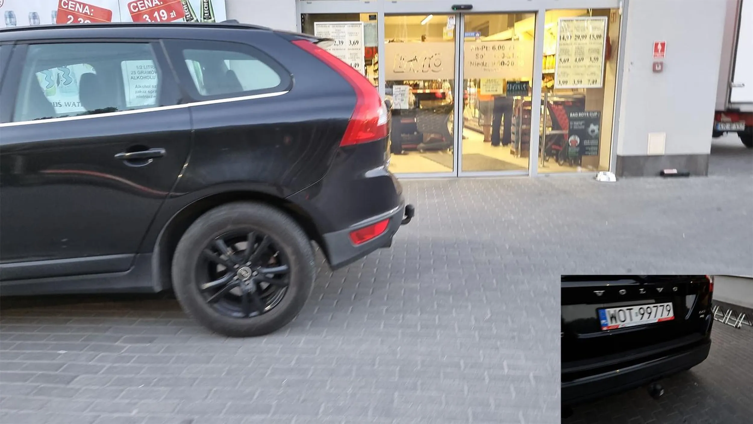 Pani w mocno już średnim wieku, której nie dotyczą reguły życia w społeczeństwie. Parkowanie w drzwiach do sklepu, w poprzek miejsc parkingowych.