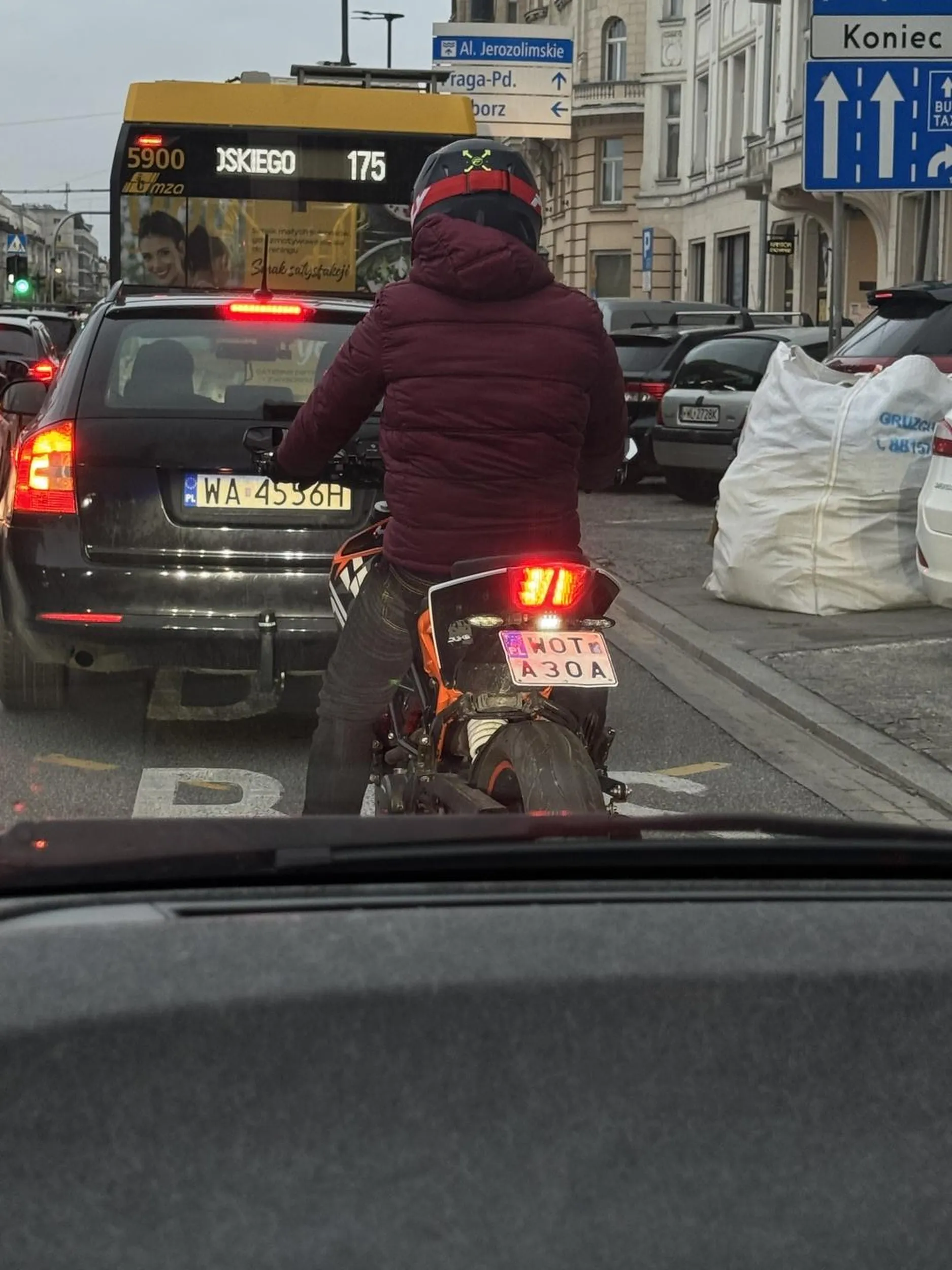 Dzieciak wygrał chyba prawo jazdy w chipsach. Następnym razem jak będziesz ładował się swoich skuterkiem pod samochód bez patrzenia w lusterka to zastanów się czy do końca życia chcesz jeździć na wózku. Może jednak trzeba pomyśleć o jazdach doszkalających