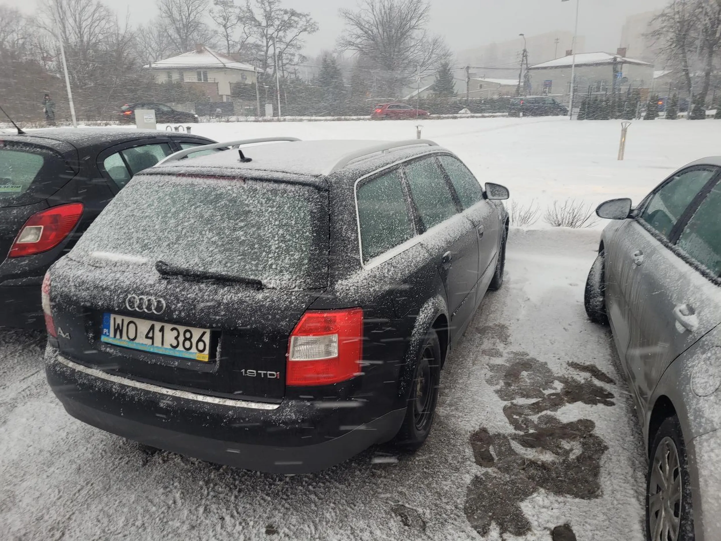 Kierująca nie potrafi otwierać drzwi bez uderzania w auto obok. Tlumaczy się bardzo inteligentnym komentarzem "przecież nic się nie stało". Po czym uderza kolejny raz.