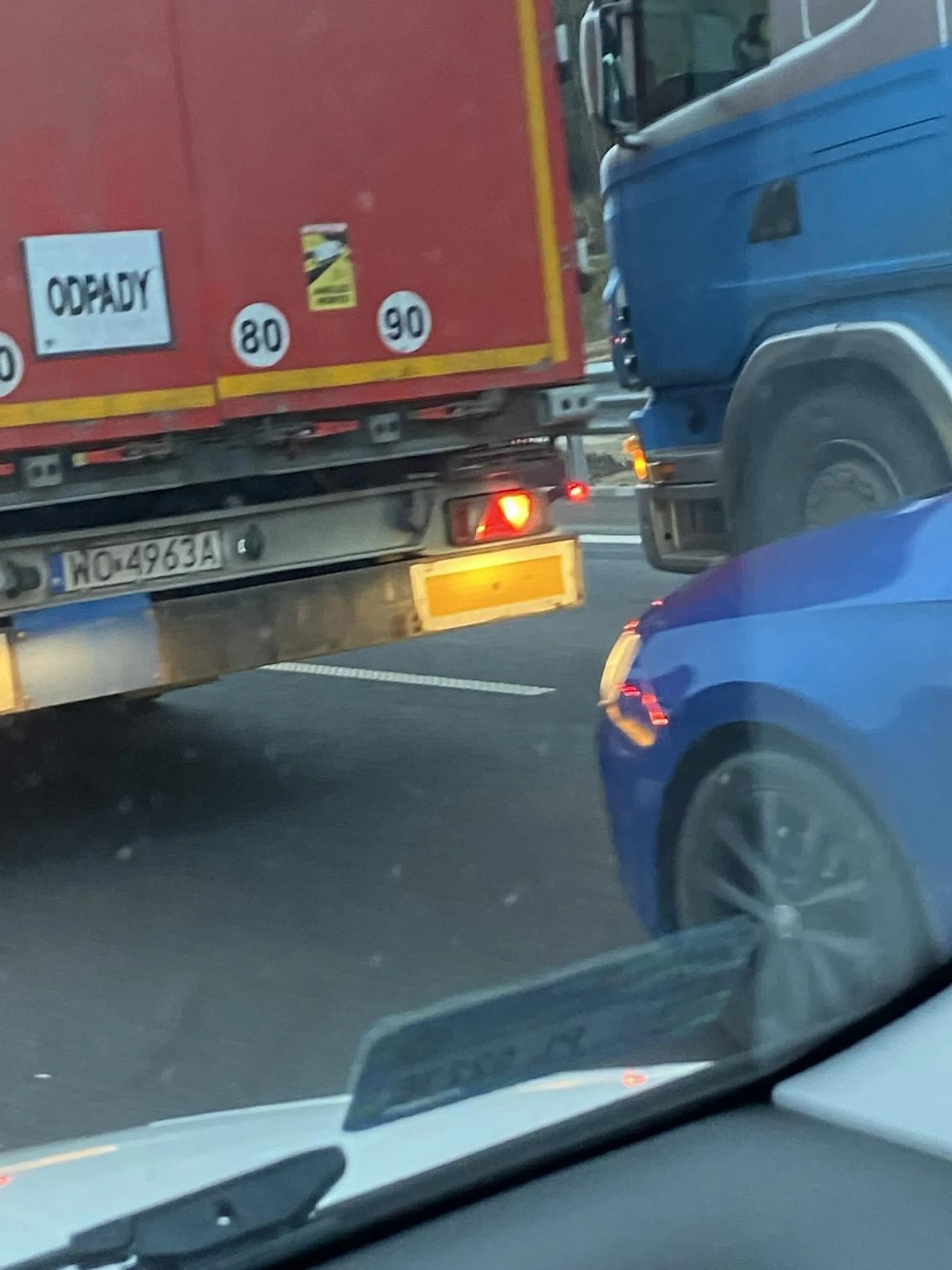 Kolega chyba nie wie  jak wygląda nakaz jazdy prawą stroną przez pojazd ciężarowy. Pajacyk