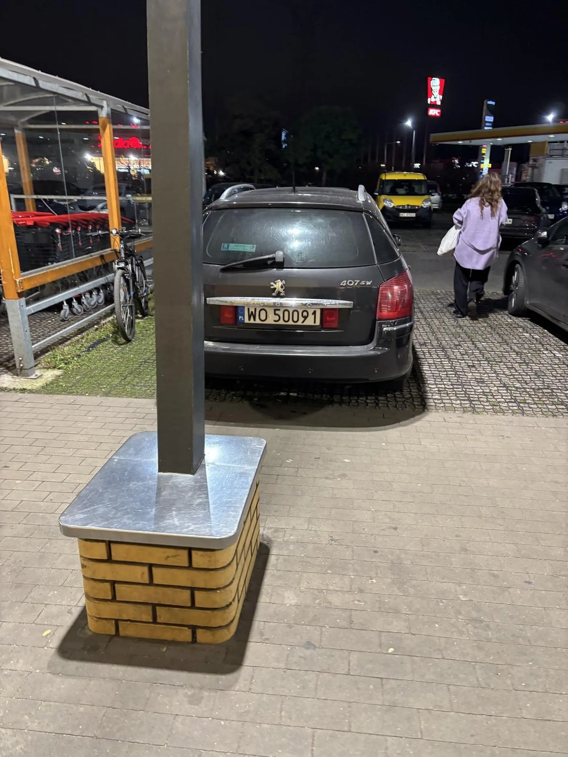 na zwrócenie uwagi kretyn stwierdził że nie może zaparkować na jednym miejscu bo obok stoi rower X D