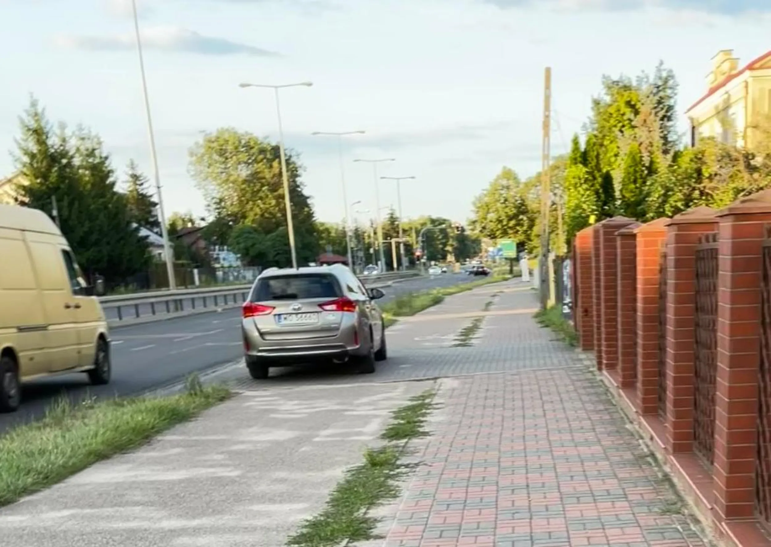 Gość myśli że jak ma wjazd przez drogę rowerową i chodnik to może sobie robić parking blokując drogę rowerową.