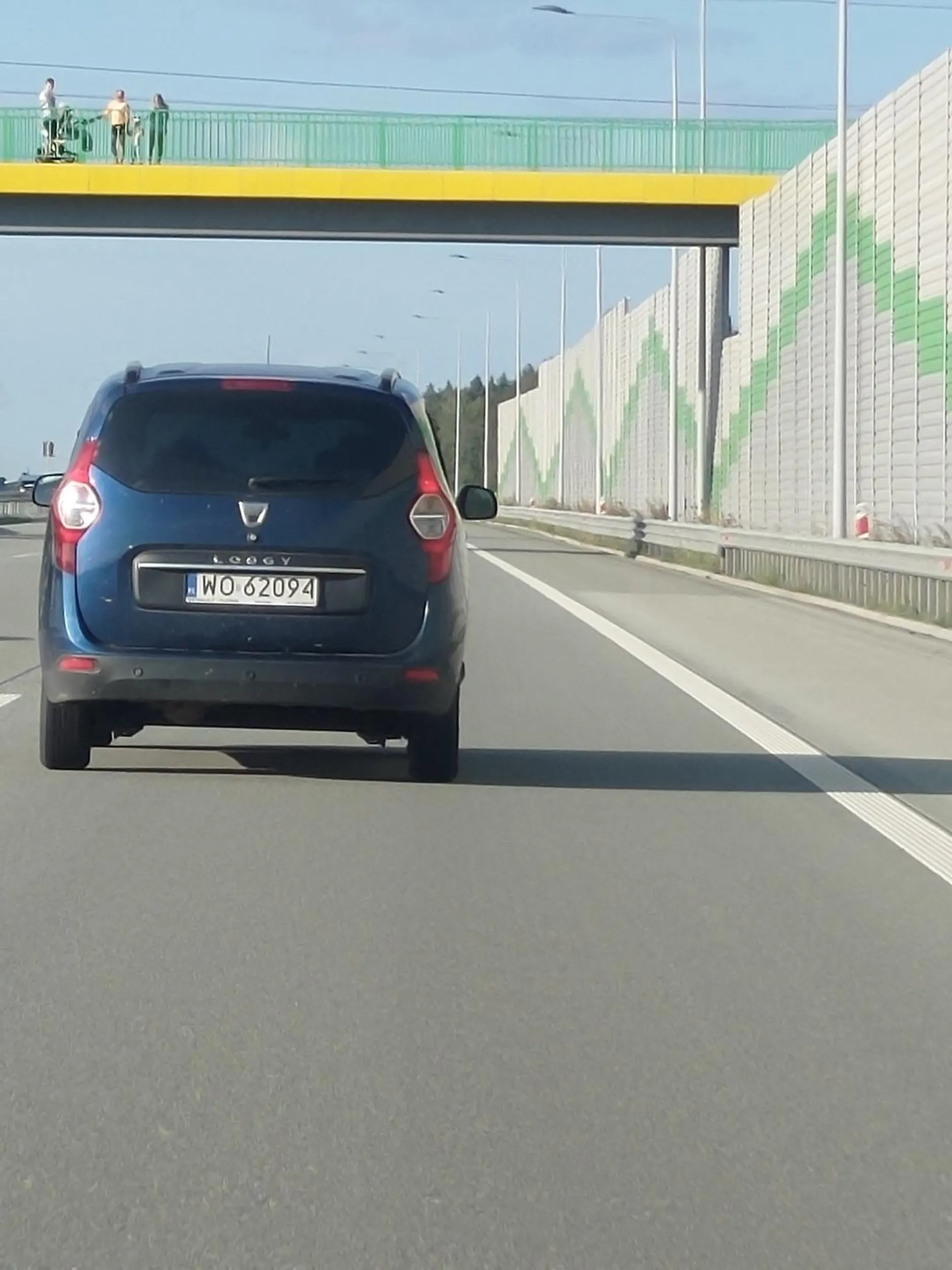 Śmieciarz, wyrzuca papierosy przez okno, dodatkowo słabo jeździ nie pewnie zbliża się do lewej krawędzi jezdni.