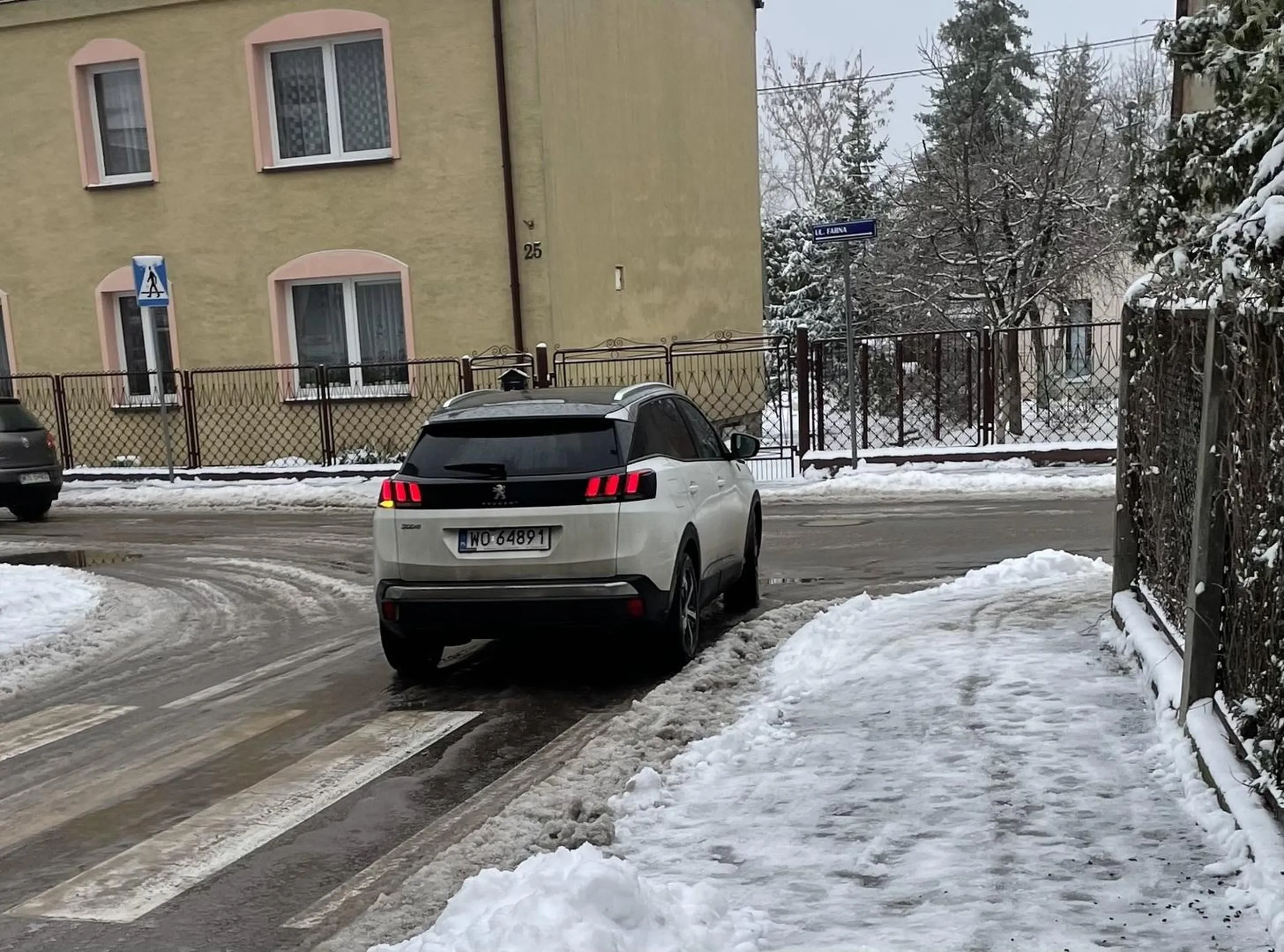Kobieta w samochodzie albo nie zna znaków takich jak nakaz jazdy prosto i zakaz wjazdu albo święta krowa i przepisy ja nie obowiązuje. A co się stało jedzie pod prąd jednokierunkową.
