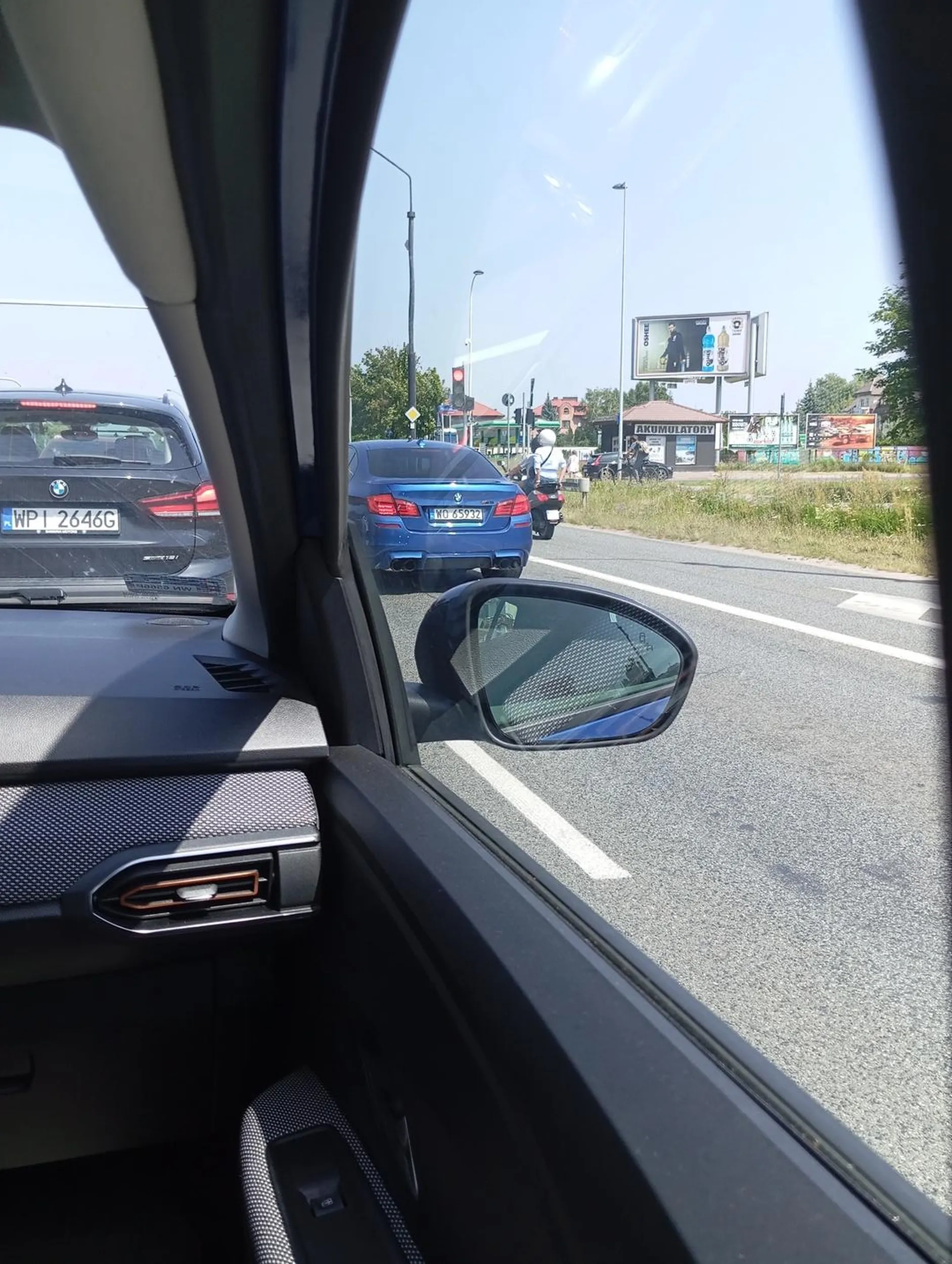 Wyprzedza bez ostrzeżenia hamuje przed maską. Urządza sobie need for speed na Puławskiej