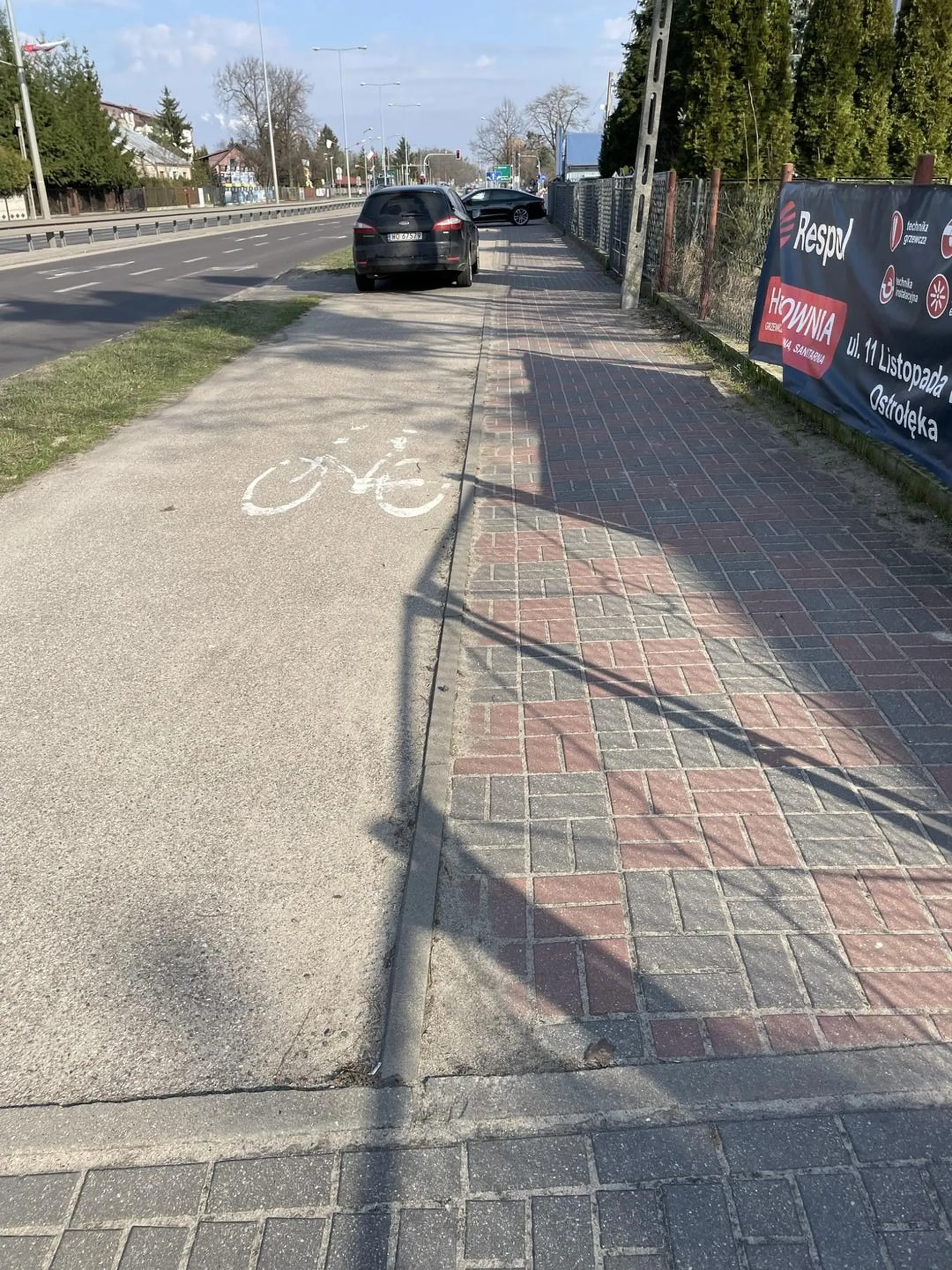 Gość blokuje drogę rowerową. To ja się pytam gdzie w takim razie mają jeździć ci rowerzyści jak kierowcy zabierają im drogi dla nich?