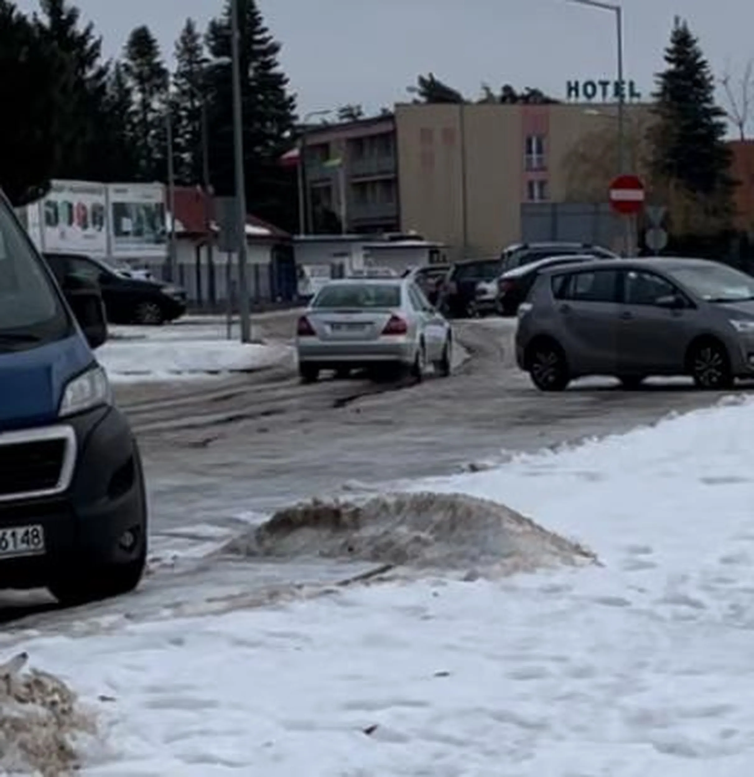Taksówkarz jedzie pod prąd na drodze jednokierunkowej na dodatek ślepy bo nie widzi znaku