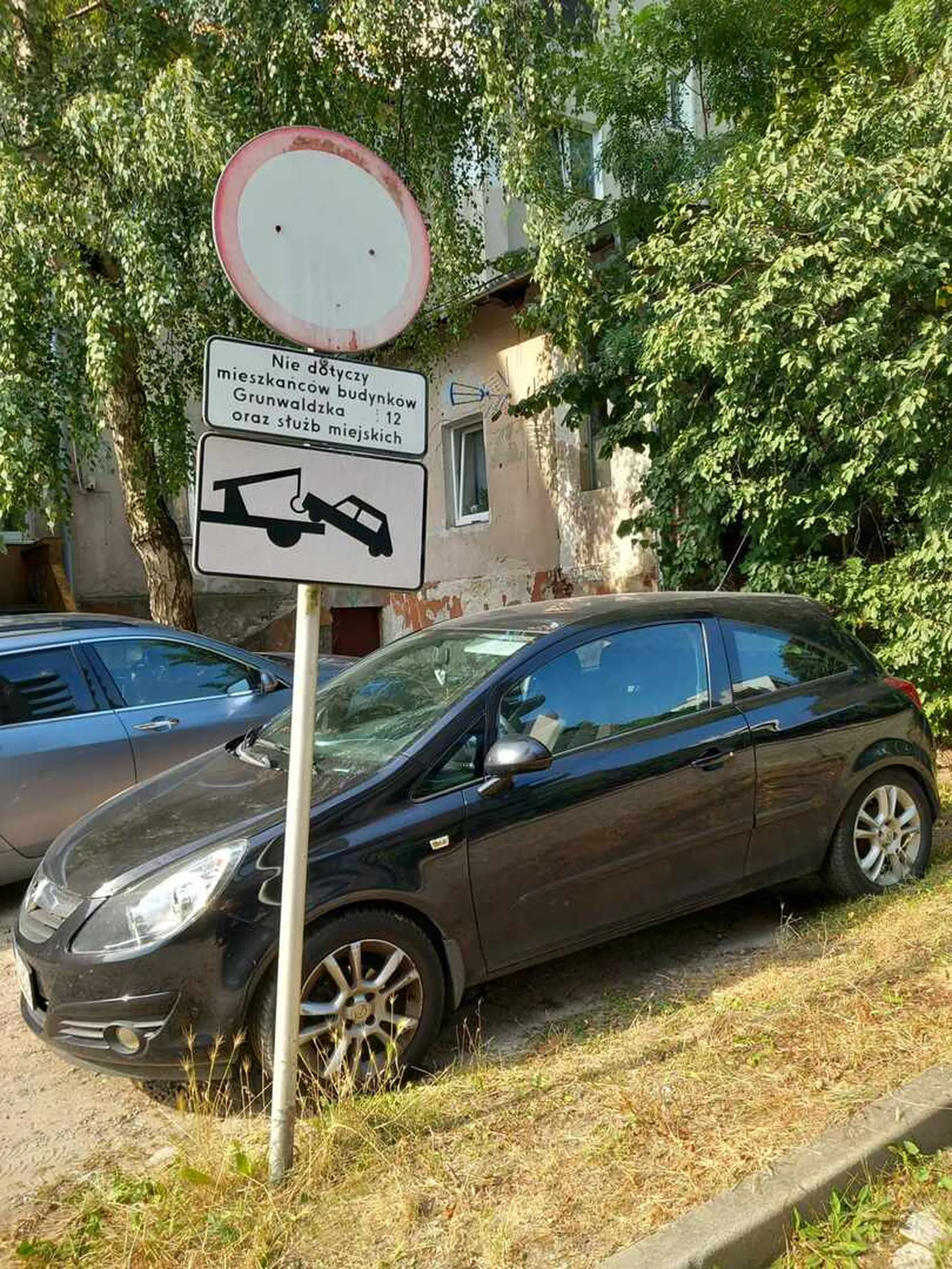 Świetnie zaparkowanie na prywatnym parkingu, nie dość że są tylko 3 miejsca to wiecznie zajęte