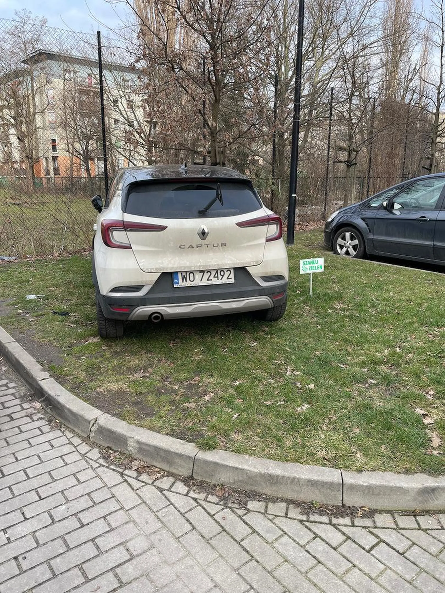 Pajac rozjeżdża nam trawniki na terenie naszej wspólnoty mieszkaniowe (Wrocław ul Sienkiewicza). Poszło zgłoszenie online do Straży Miejskiej, będzie mandacik bo na osiedlu mamy ustawiony znak strefy zamieszkania